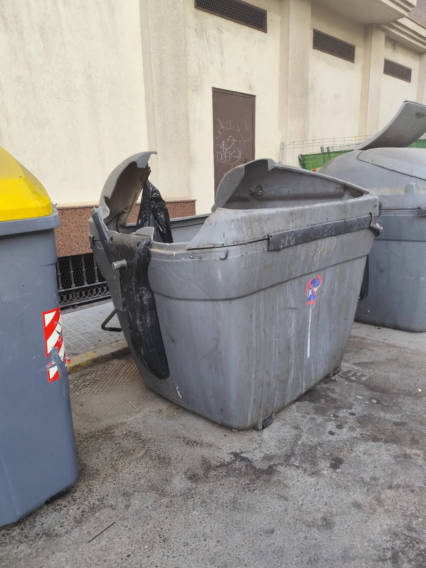 Fotografía de la incidencia MD-2026-000006: Ese contenedor lleva demasiado tiempo proyectando una imagen denigrante de la ciudad. Ave…