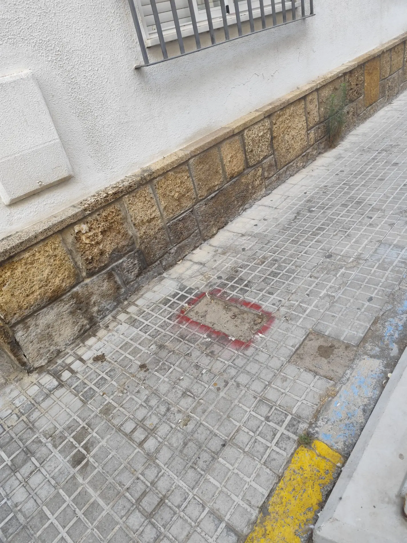 Fotografía de la incidencia MD-2026-000008: Esas lozas faltan ahí desde hace años, hace un tiempo la han señalado imagino con la inte…
