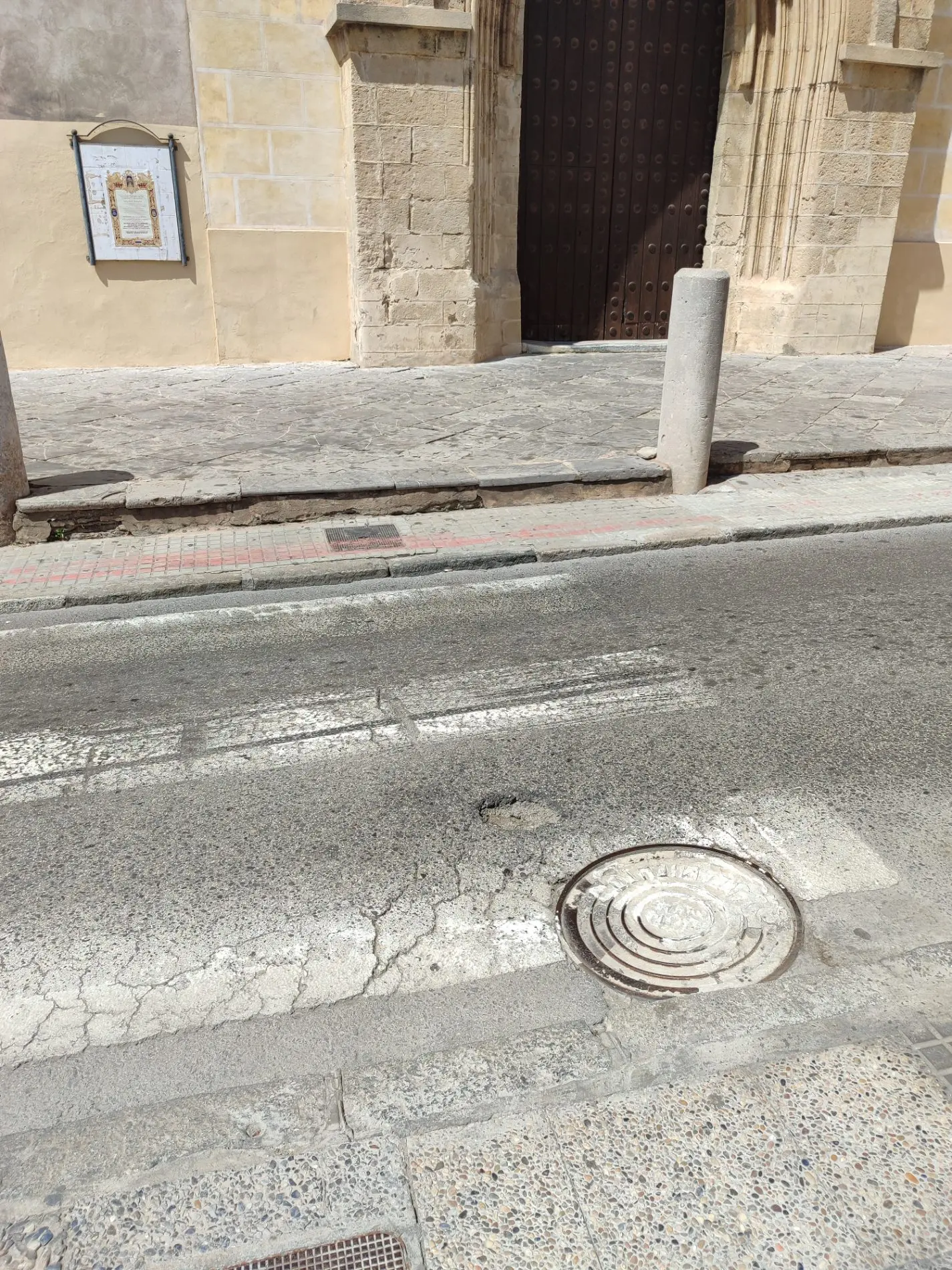 Fotografía de la incidencia MD-2026-000018: Lleva más de un mes el bache y socavón en pleno paso de peatones de la Parroquia de la O.…