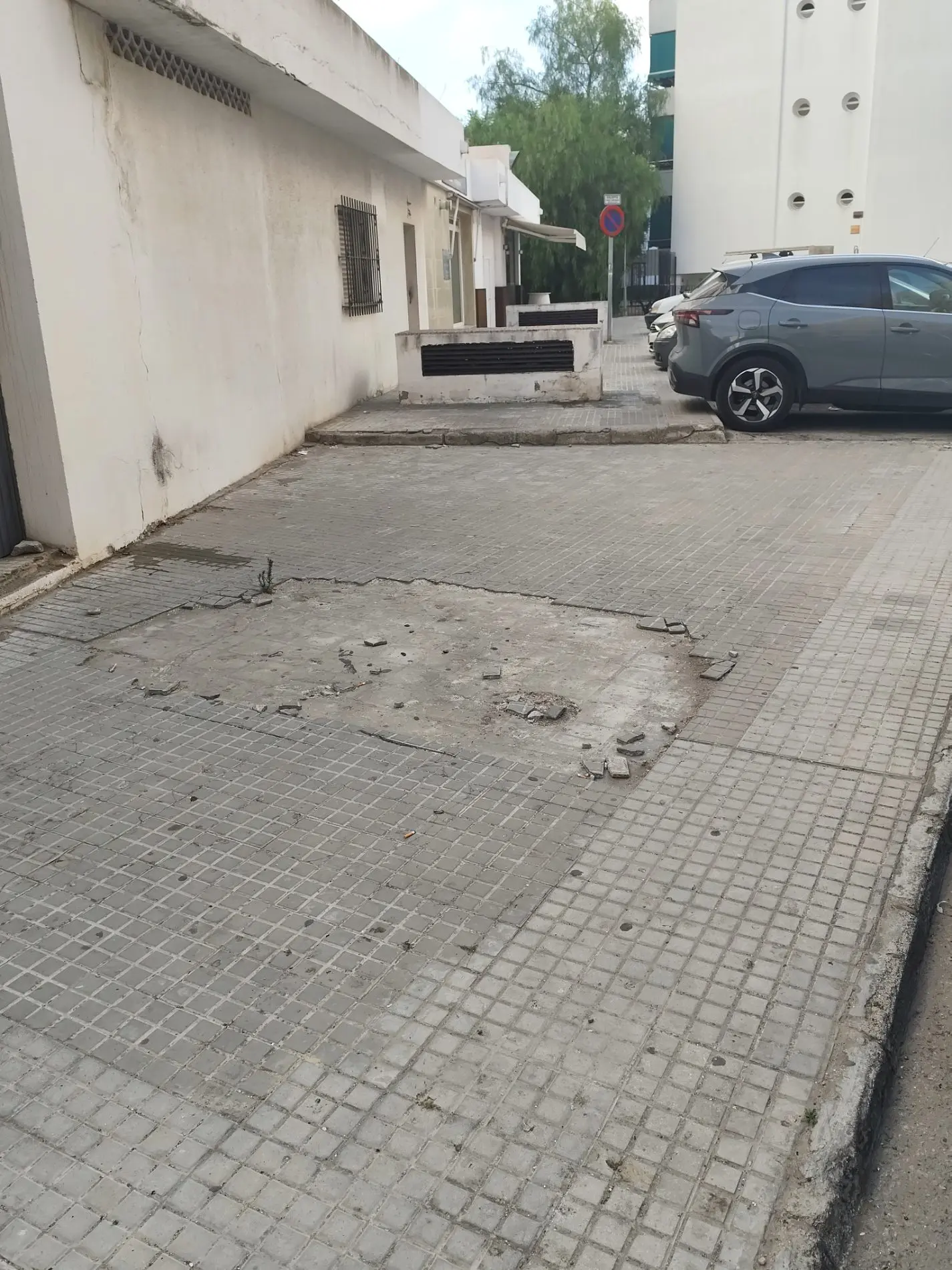Fotografía de la incidencia MD-2026-000016: Poco a poco, nos quedamos sin baldosas en la acera, y no creo que sea por falta de presup…
