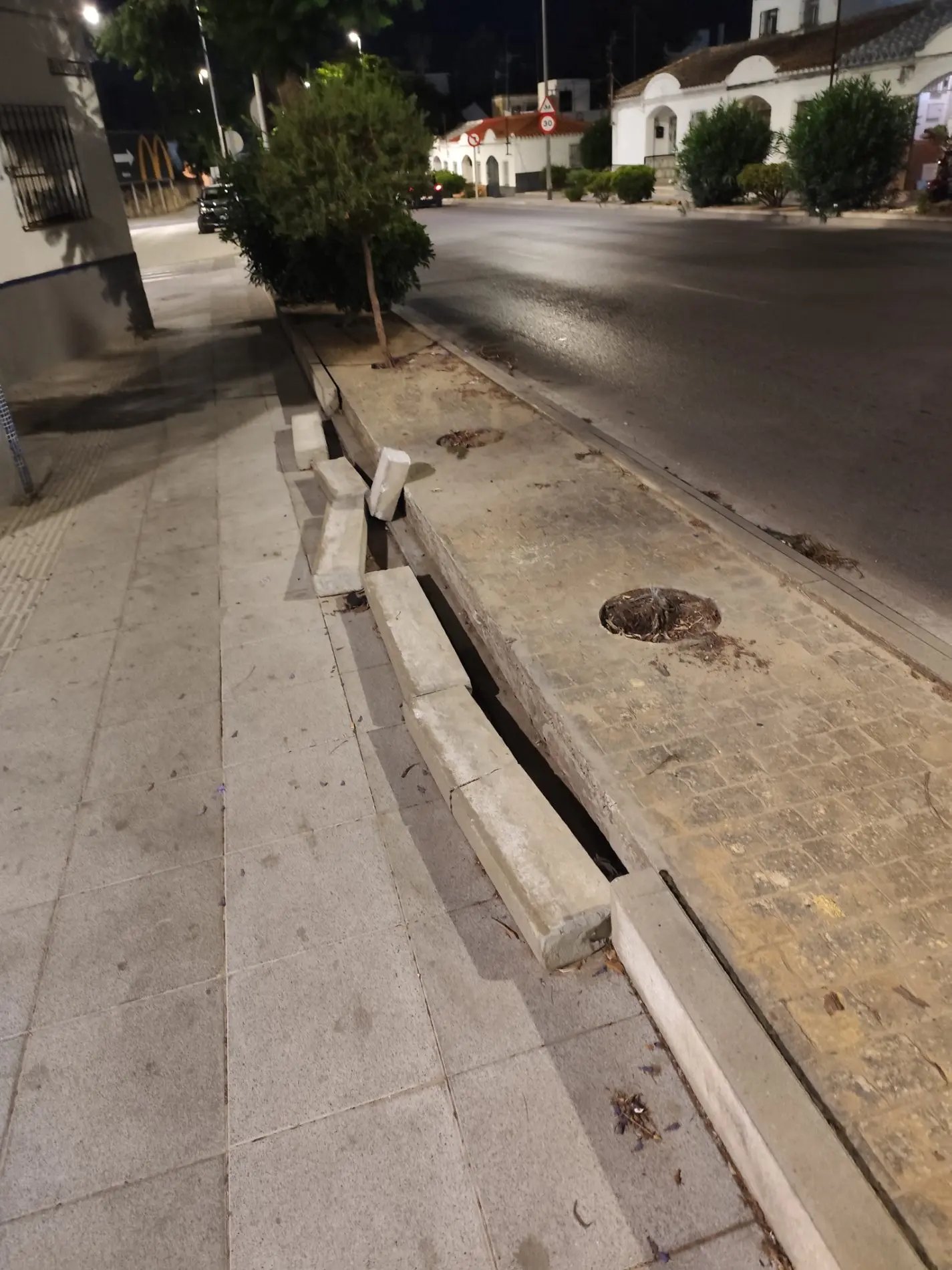 Fotografía de la incidencia MD-2026-000025: En Feria, un conductor desbocado se subió en el acerado, arrancado los bordillos de ese a…