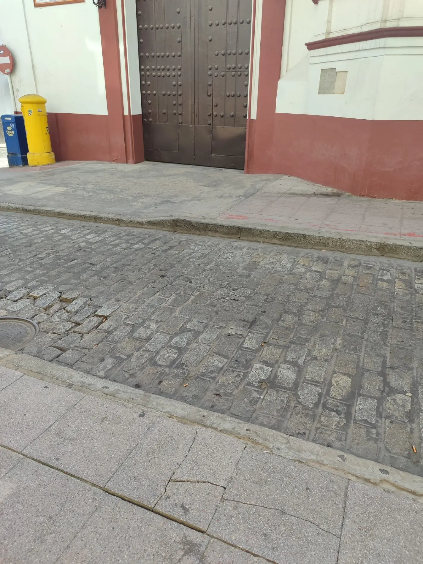 Fotografía de la incidencia MD-2026-000019: Lleva varias semanas el acerado frente a la Iglesia de San Miguel roto y levantado, provo…