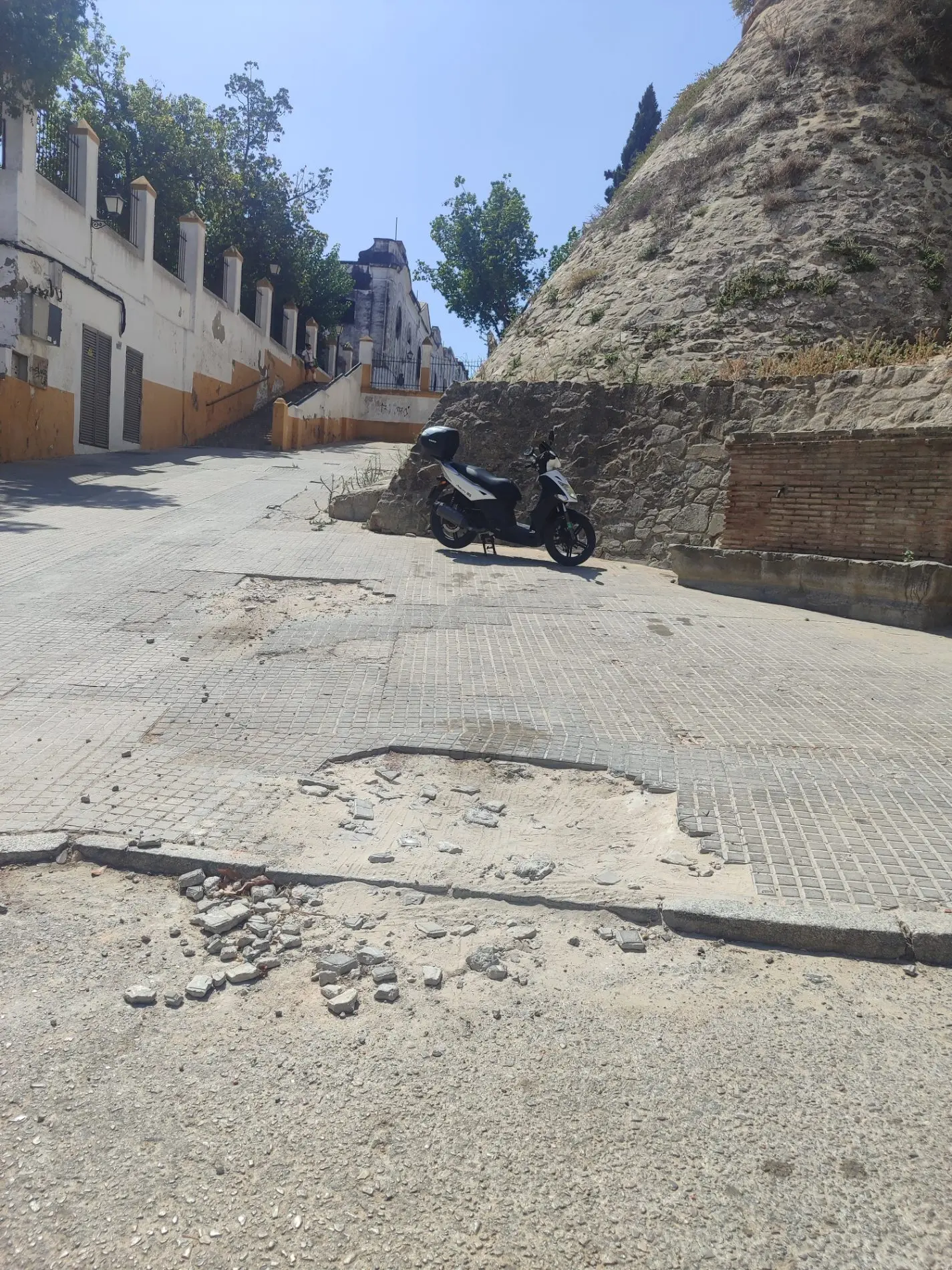 Fotografía de la incidencia MD-2026-000011: Lleva meses en ese estado, siendo zona de alta afluencia de peatones y turistas. Lugar em…