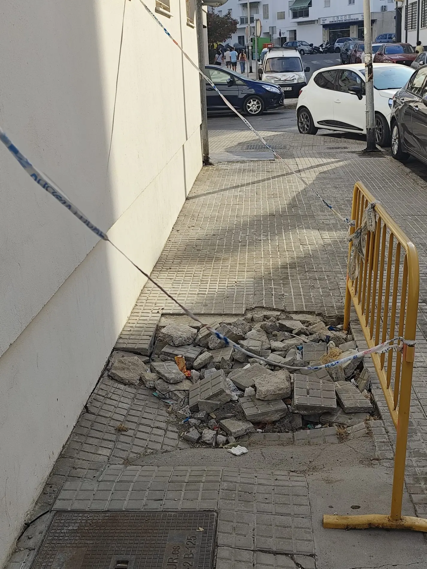 Fotografía de la incidencia MD-2026-000017: Bonita valla y gran socavón, que por las excepcionales medidas de protección parece que s…