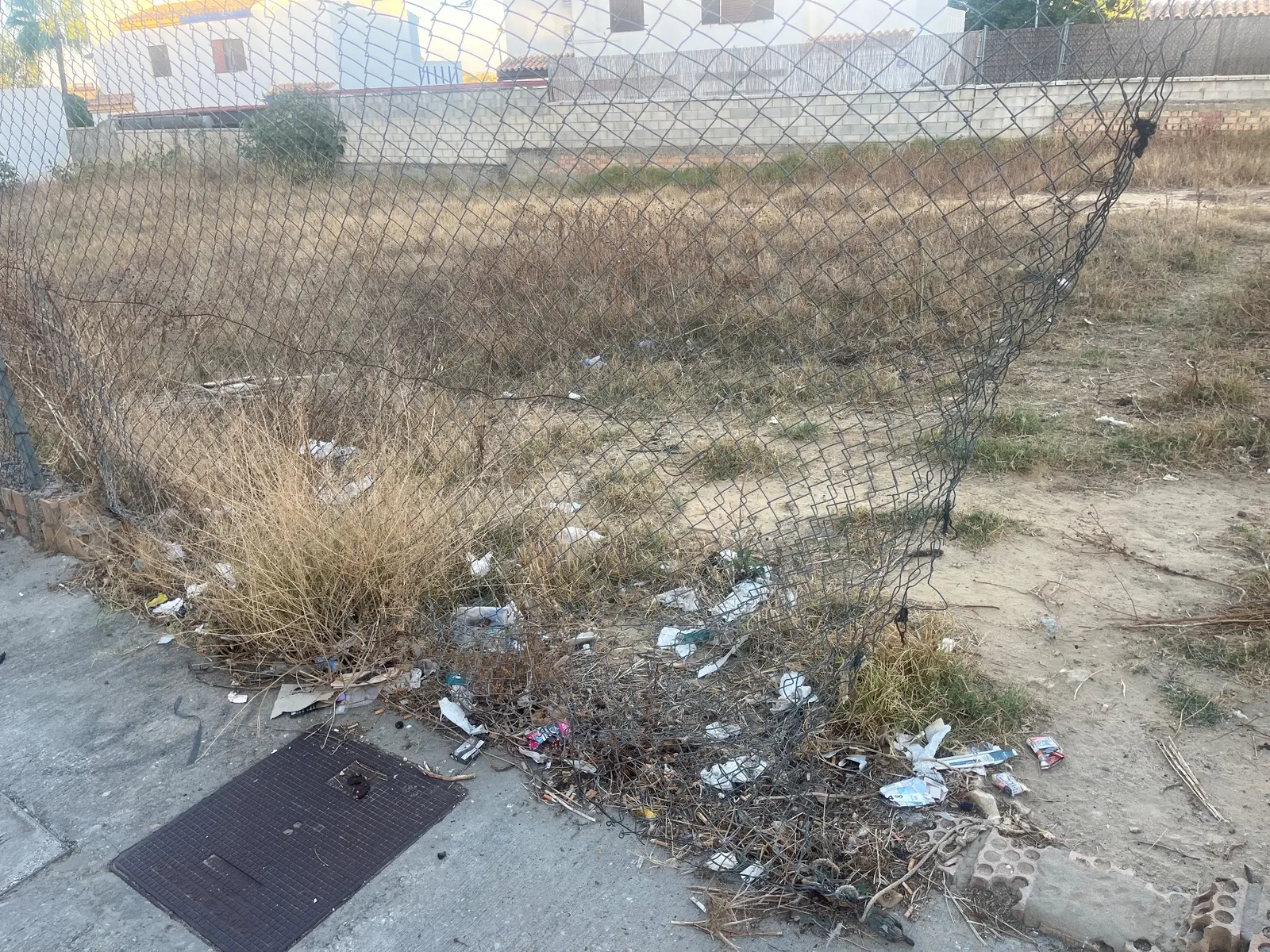 Fotografía de la incidencia: Terreno perteneciente al ayuntamiento con el único fin de que los perros del vecindario e…