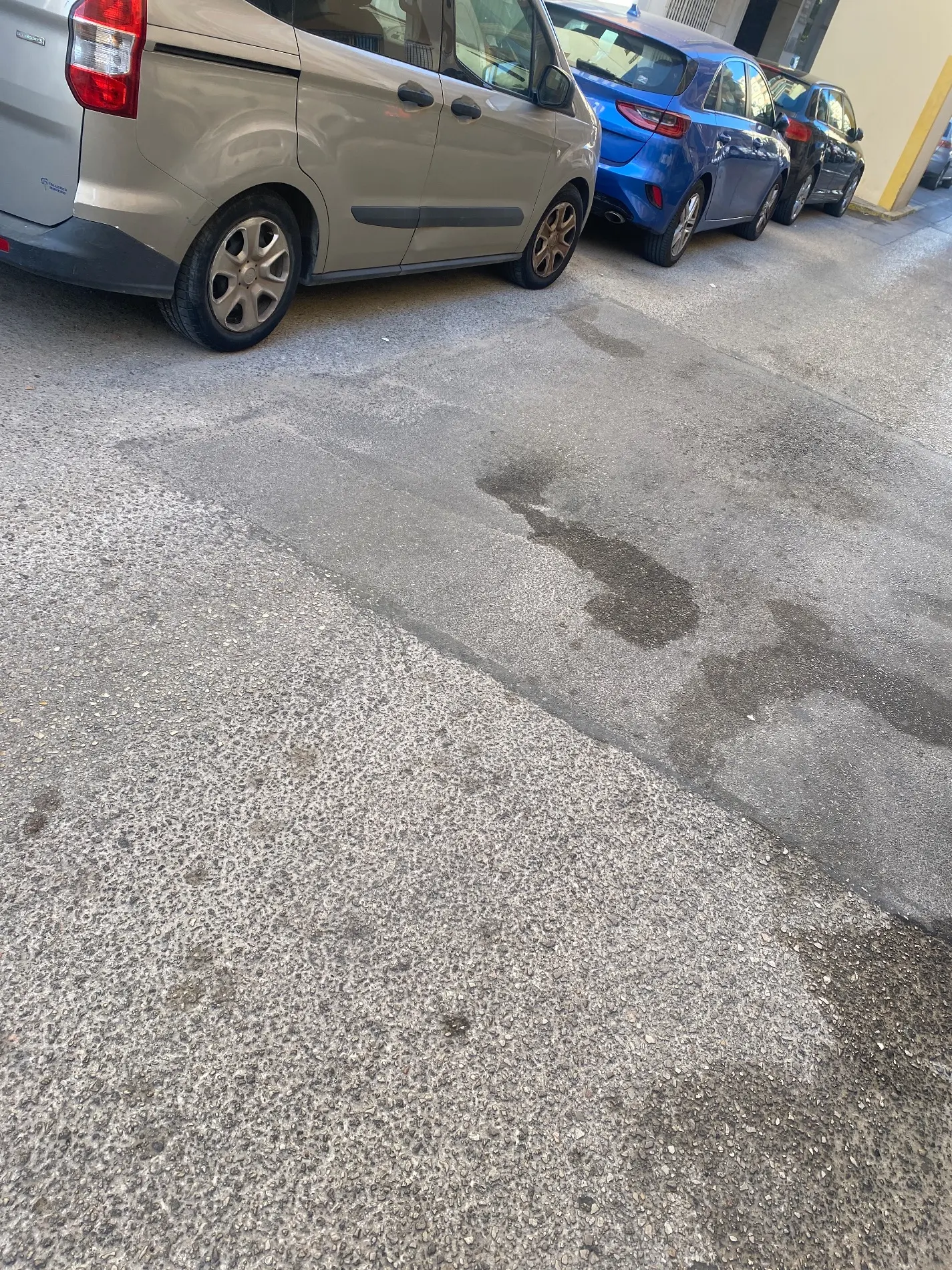 Fotografía de la incidencia: Es una parte de la avenida Guadalquivir abandono total, coge esta parte de la calzada es …