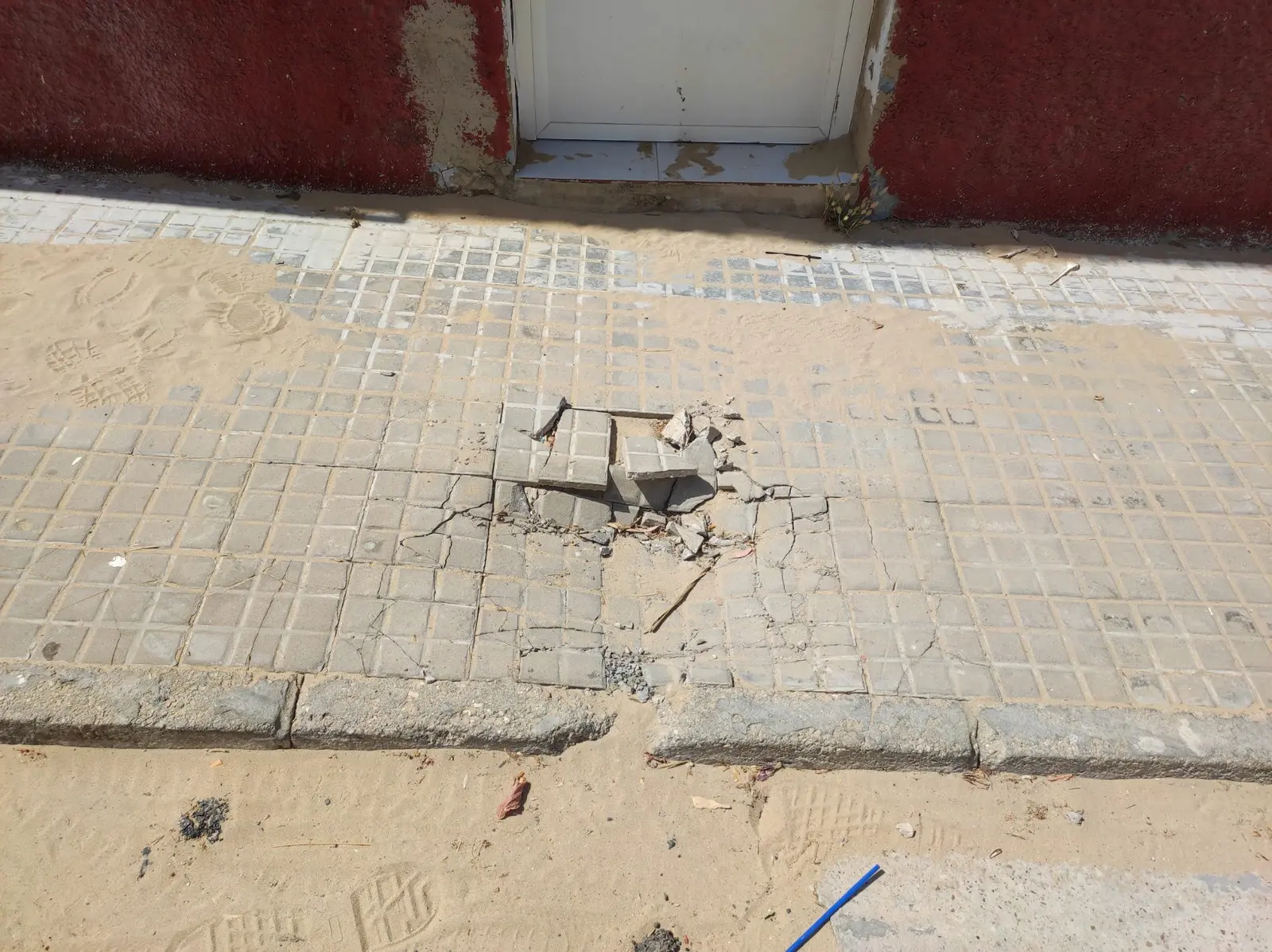 Fotografía de la incidencia: Ese agujero se iso cuando pusieron los cuartos de baño de la playa este verano en bonanza…
