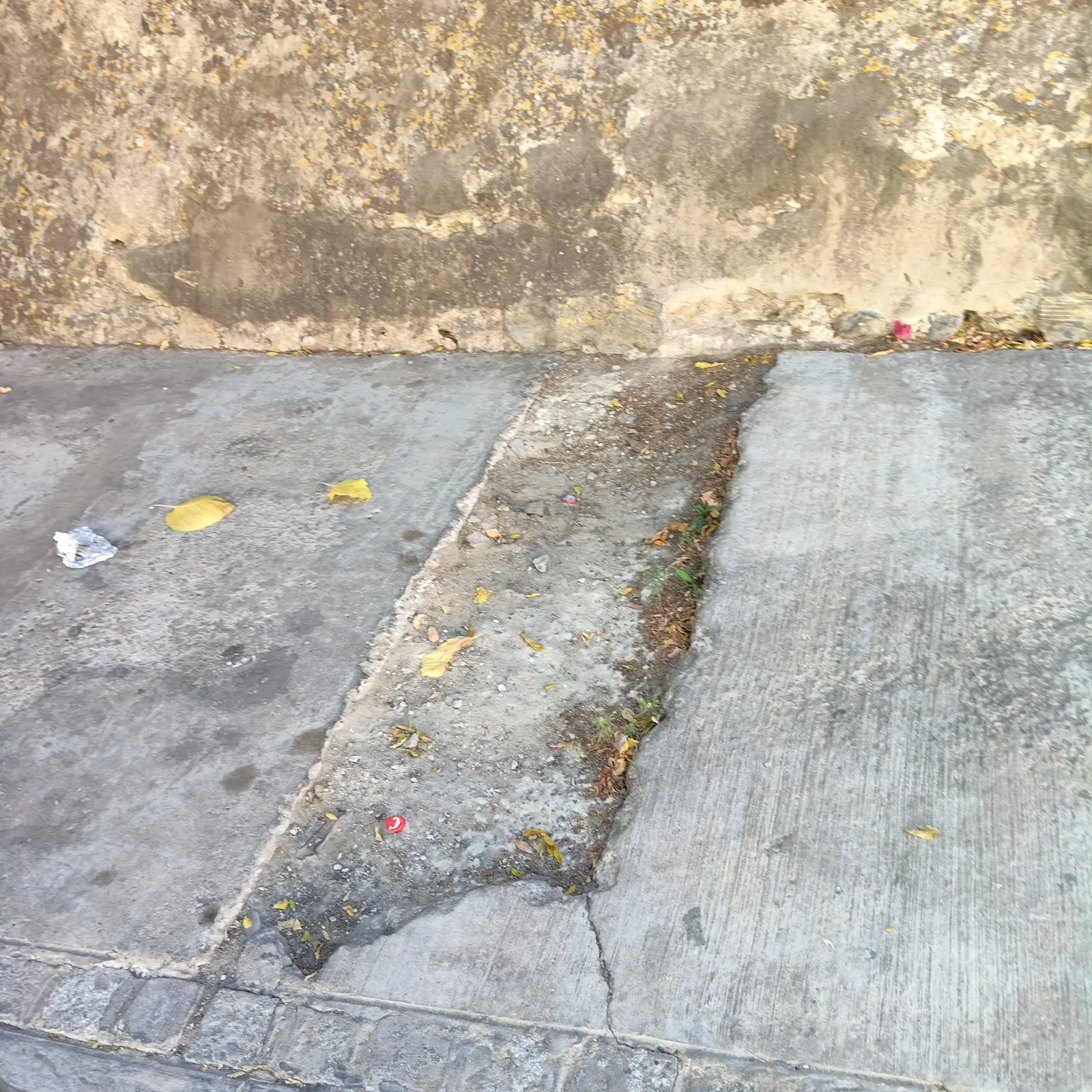 Fotografía de la incidencia: Cuesta de Capuchinos llena de agujeros.