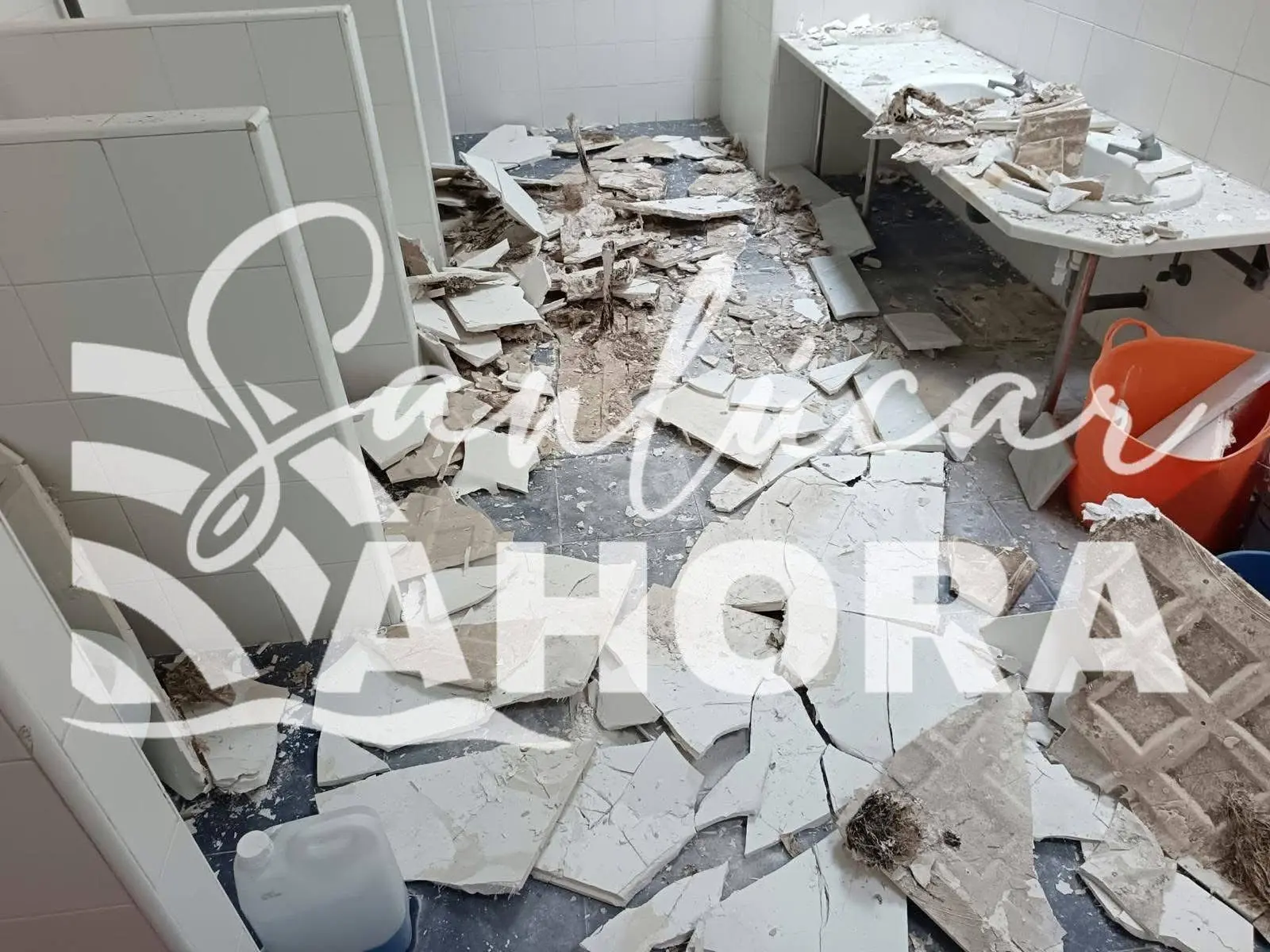 Fotografía de la incidencia: Baños del ceip princesa sofia 1 año con filtrasiones y 3 semanas esperando respuesta de l…