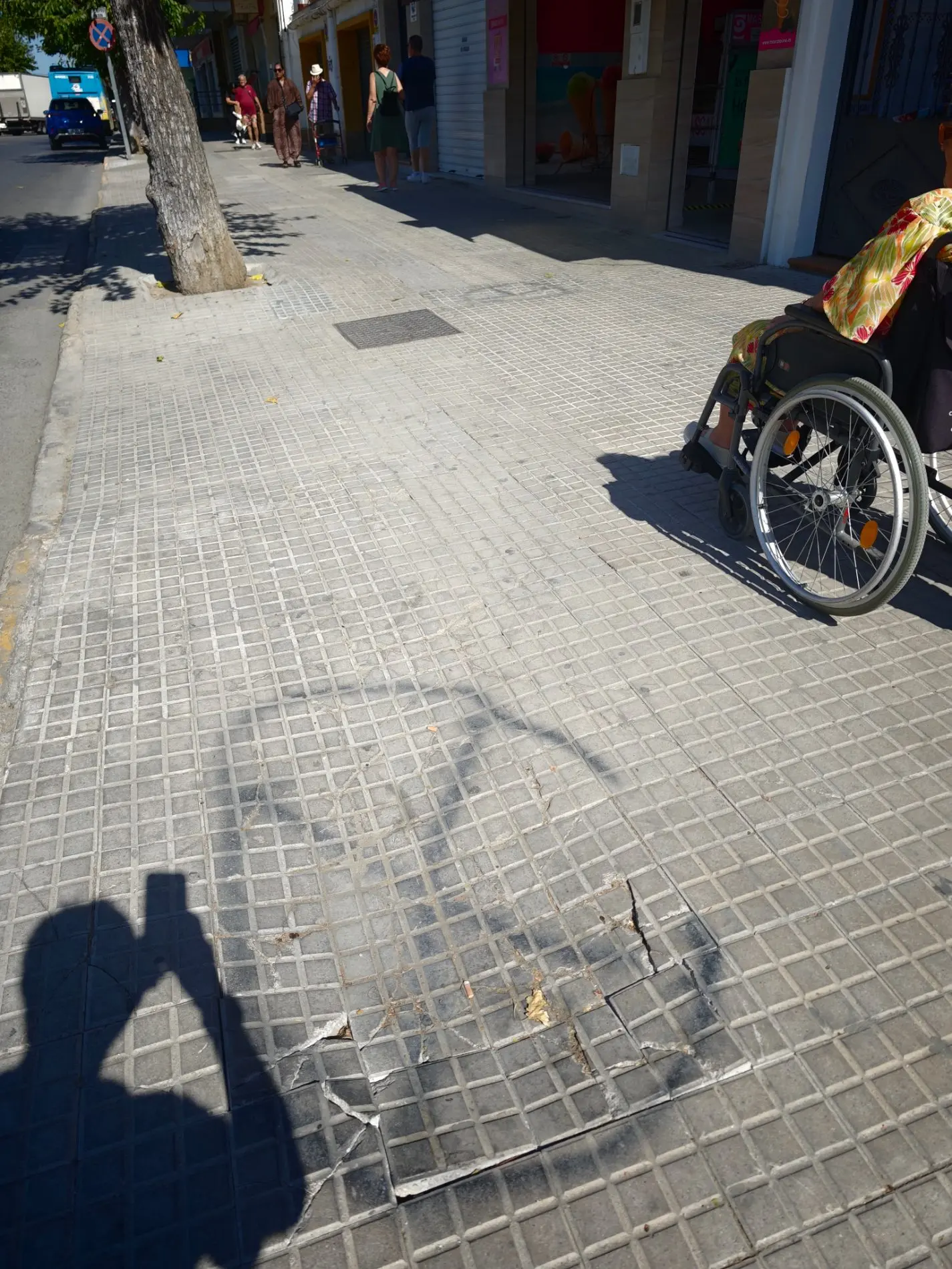 Fotografía de la incidencia: Hundido desde hace meses, se pasó y se les puso una señal, al menos son tres pero en gene…