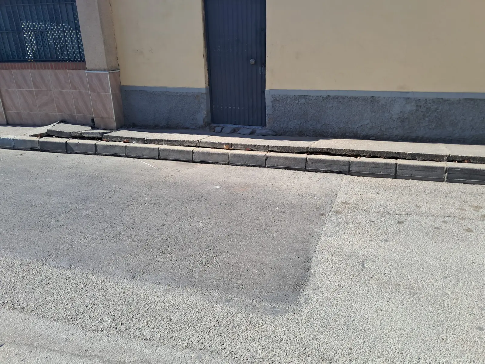 Fotografía de la incidencia: Acerado en muy mal estado.Lleva más de un año.