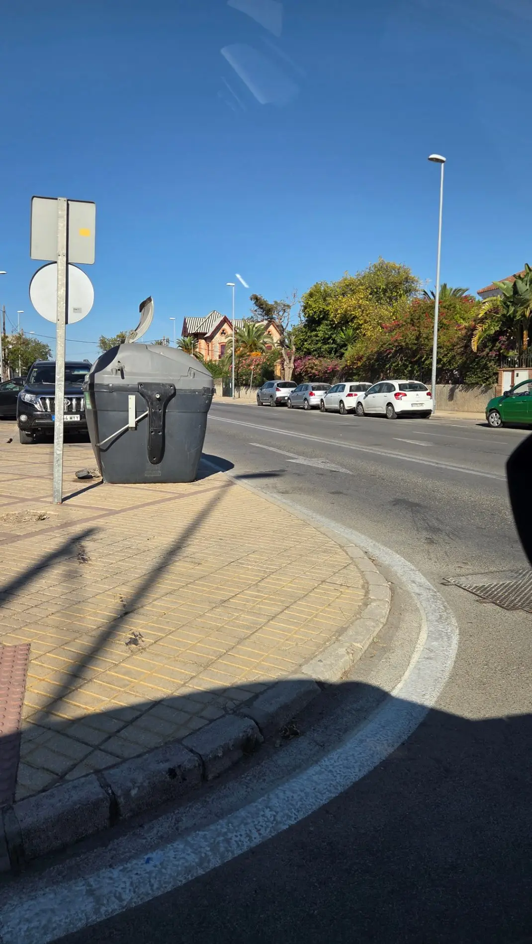 Fotografía de la incidencia: Hay un contenedor que impide la visibilidad al vehículo que se incorpora a la avenida de …