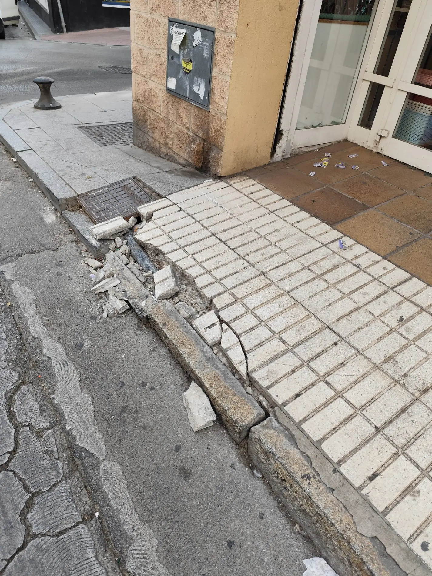 Fotografía de la incidencia MD-2026-000028: Otro claro ejemplo de la situación de deterioro y dejadez en que se encuentran muchas ace…