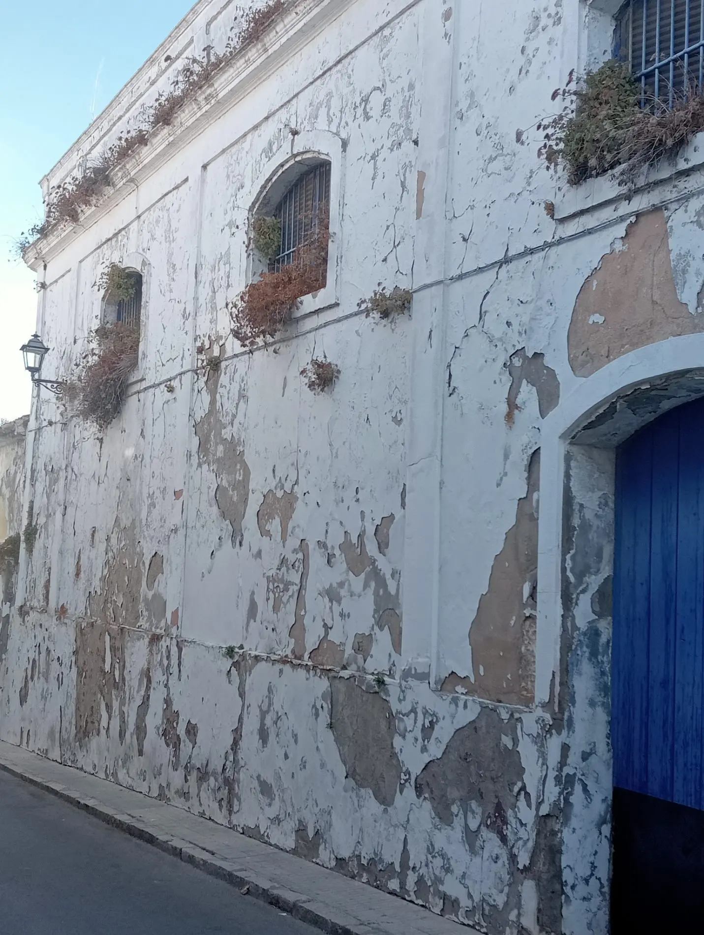 Fotografía de la incidencia: Bodega en la calle Cuna, en pleno casco histórico. Se estan desprendiendo grandes trozos …