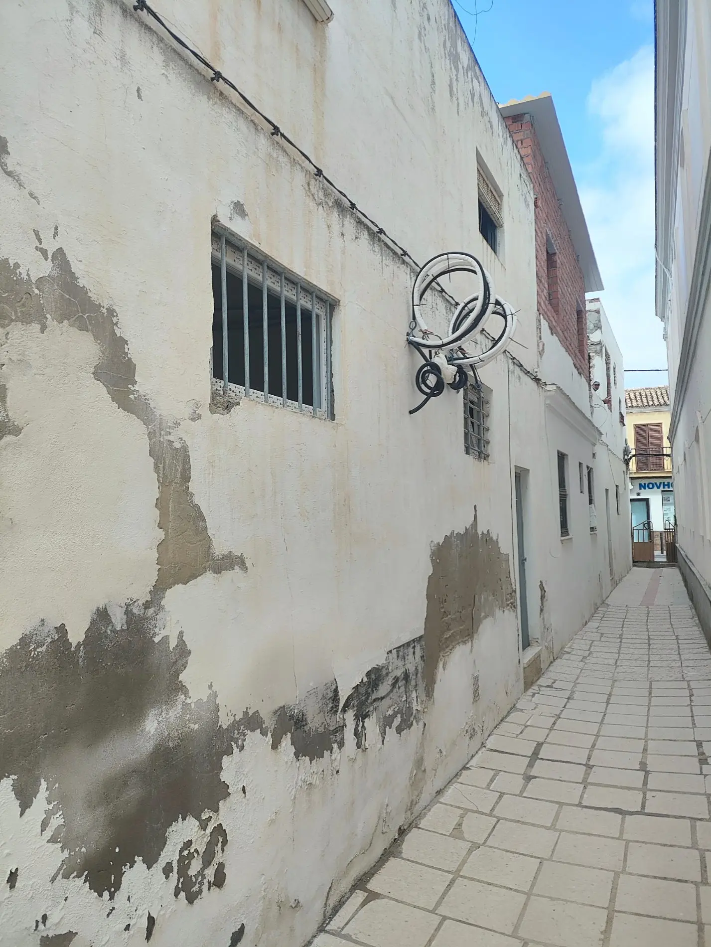 Fotografía de la incidencia: Se están acometiendo Obras sin permisos e ilegales, y instalaciones de maquinas de aires …