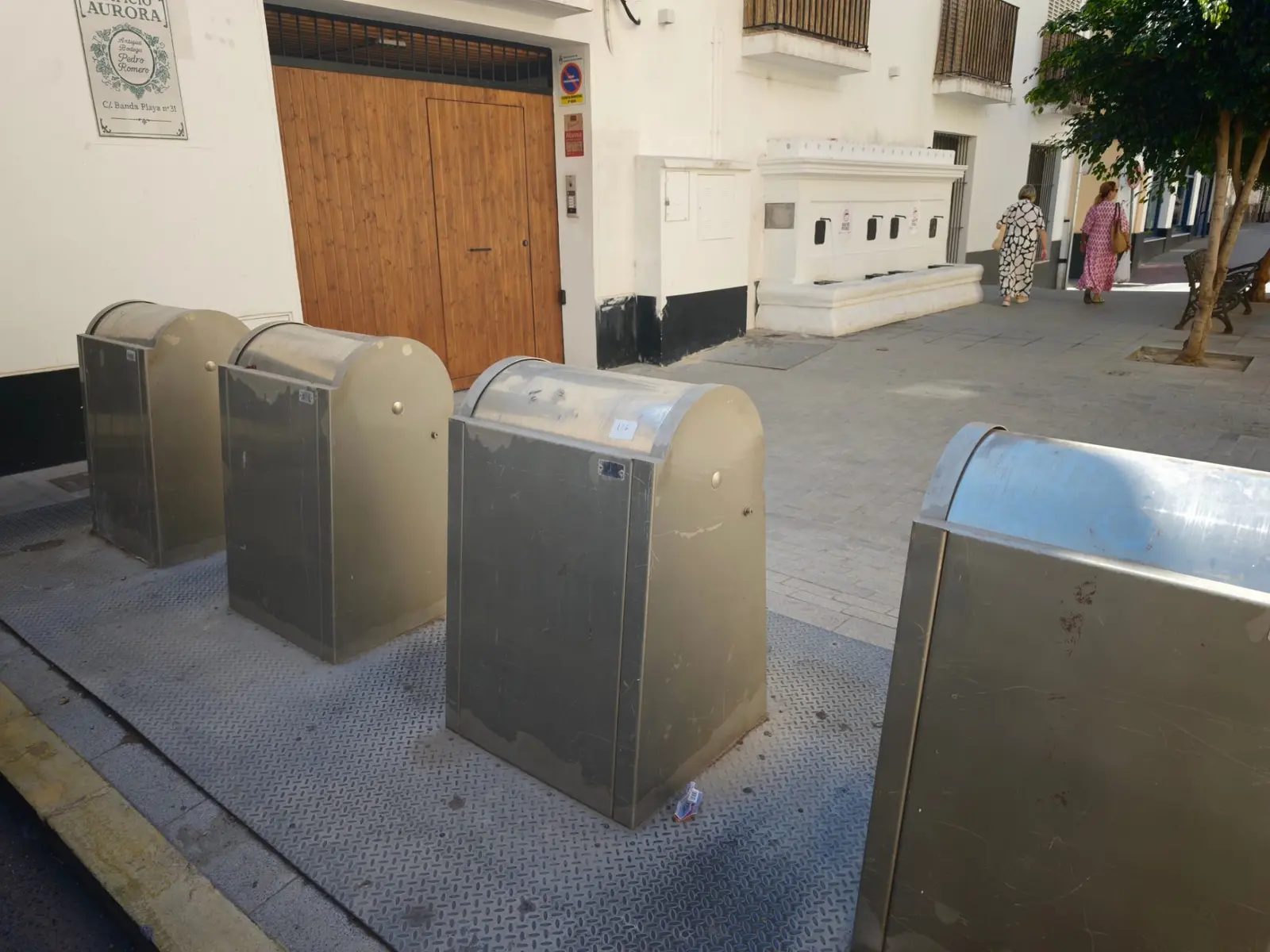 Fotografía de la incidencia: Buzones para recoger y reciclar basuras sellados o soldados, sin funcionamiento