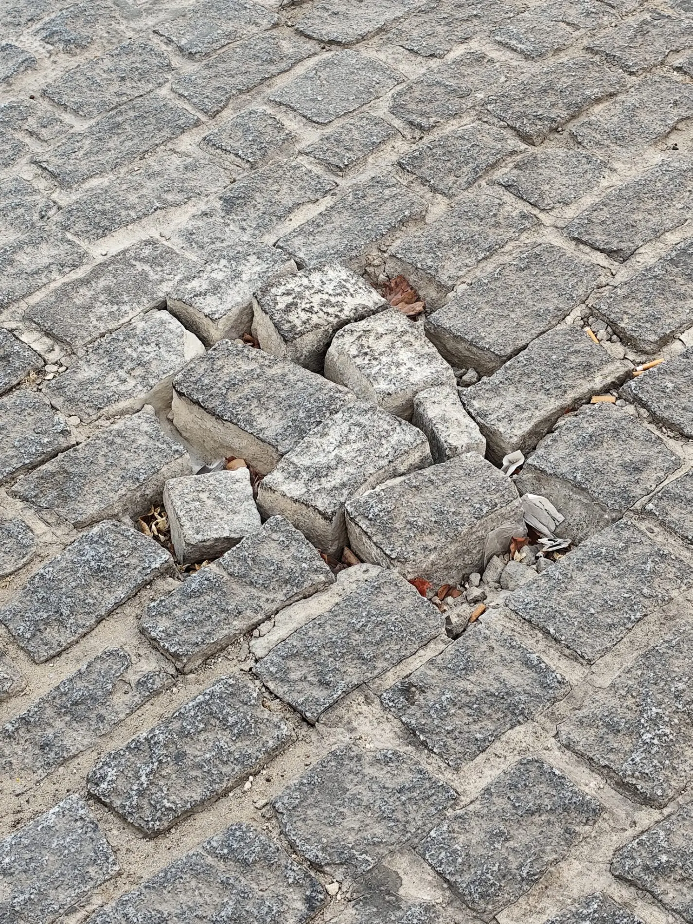 Fotografía de la incidencia: Mejor manera de arreglar los desperfectos en la calzada. Calle San Miguel. Una pena.