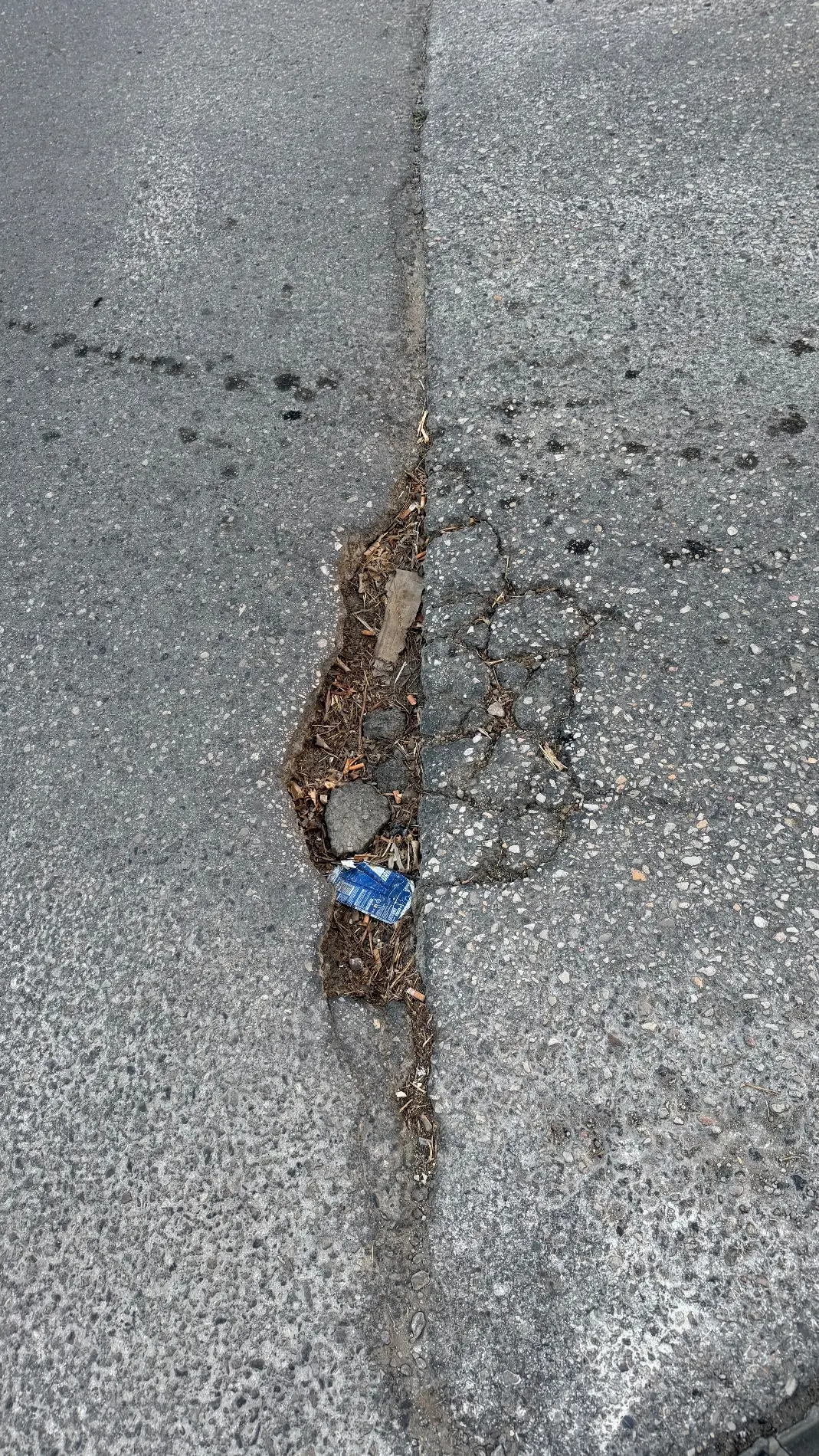 Fotografía de la incidencia: El agujero lleva meses y es un peligro al entrar en la calle para las motos sobre todo