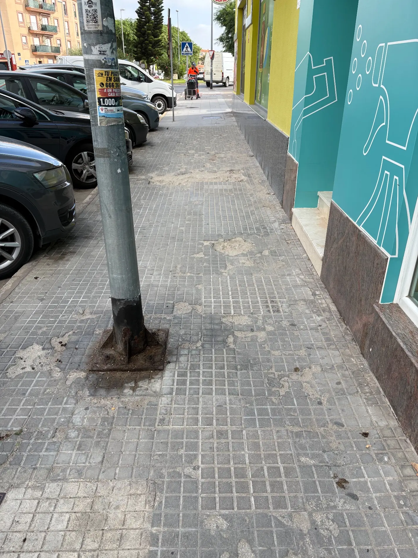 Fotografía de la incidencia: Es de vergüenza como está la acera de la calle correos, por ahí no puede pasar una person…