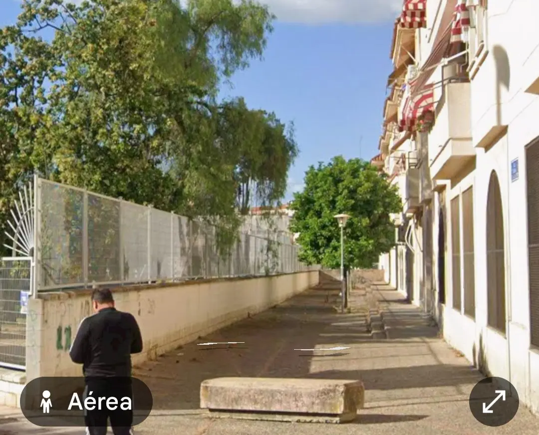 Fotografía de la incidencia: Ese banco de hormigón en medio de la calle es legal? Si hubiera un incendio en esos pisos…