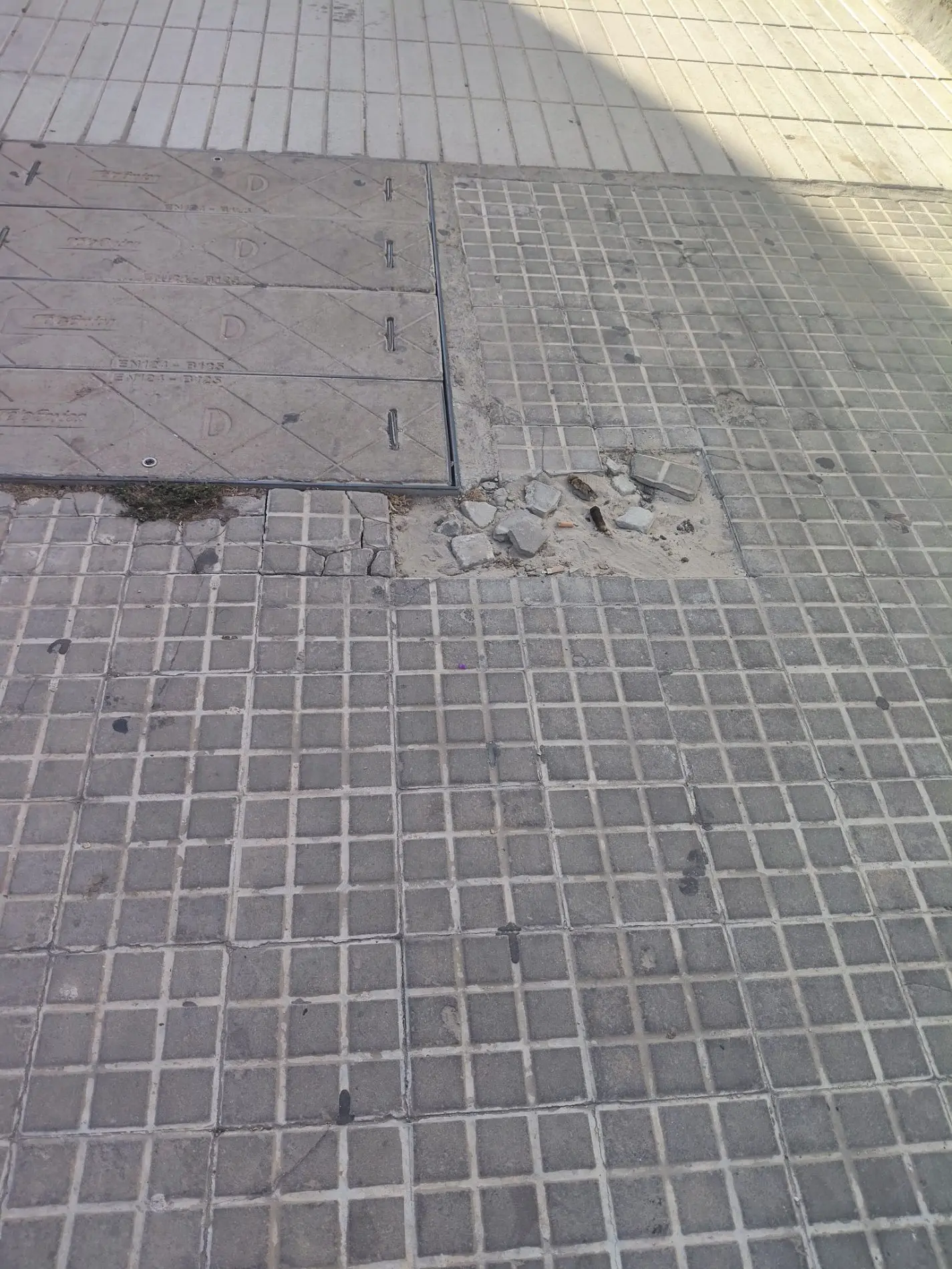 Fotografía de la incidencia: Calles con losas rotas y sucias