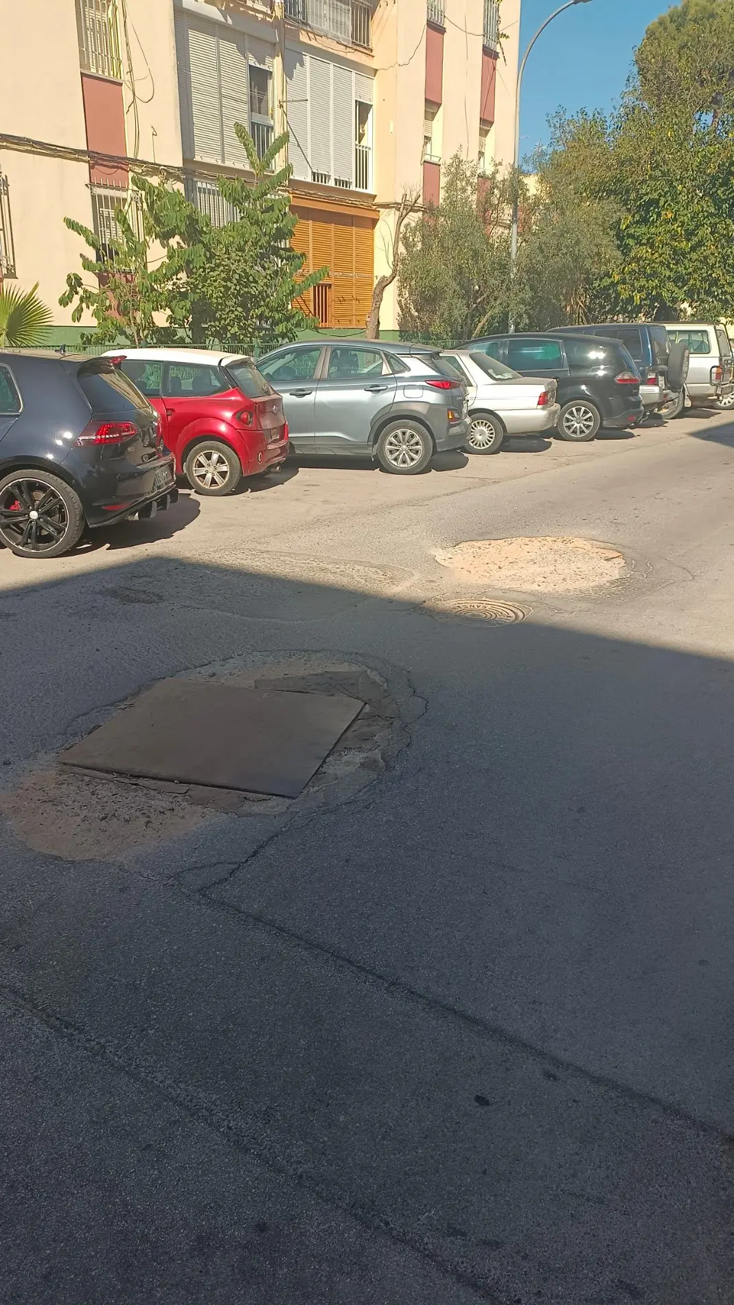 Fotografía de la incidencia: Ya no sé ni cuanto tiempo lleva asi, pero apenas se puede pasar con el coche.