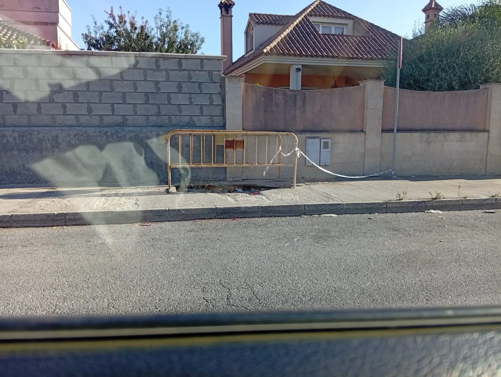 Fotografía de la incidencia: Lleva más de tres meses así y aquí nadie hace nada no se puede pasar por la acera del gra…