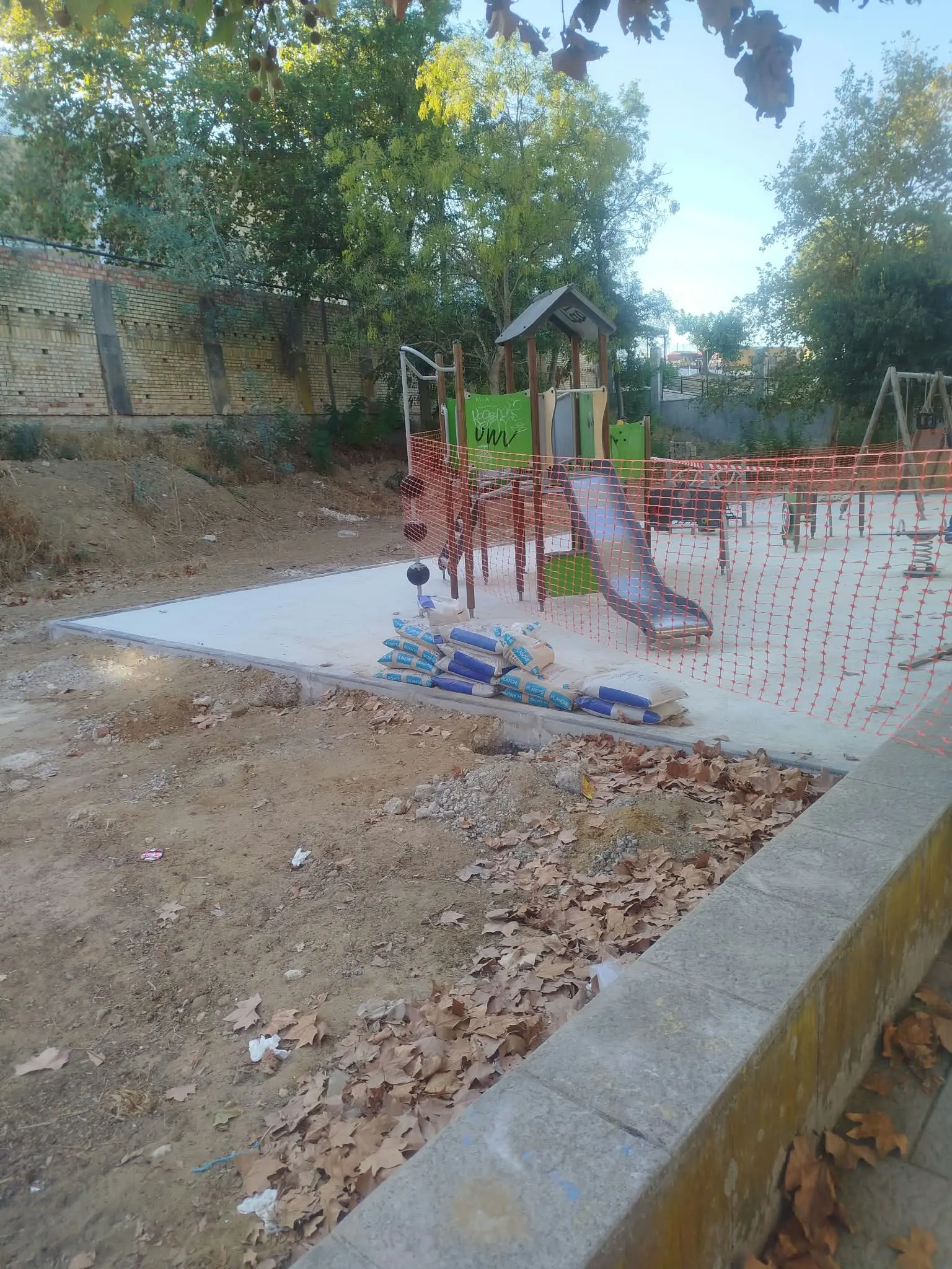 Fotografía de la incidencia: Reubicacion de las instalaciones de un parque público en un jardín donde hay suciedad, pr…