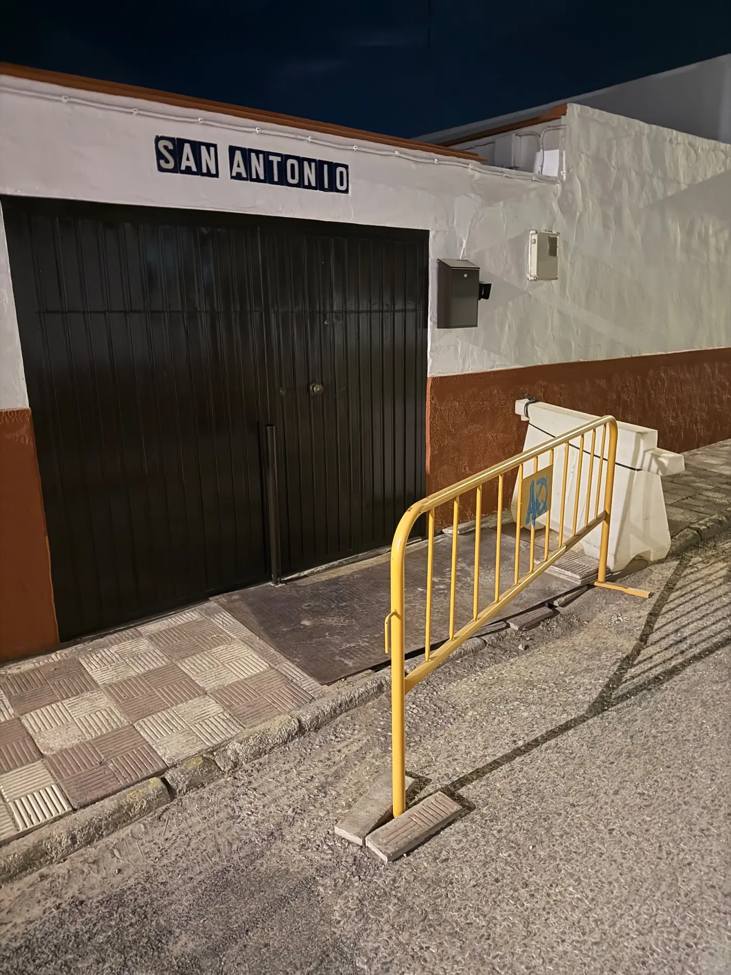 Fotografía de la incidencia: Lleva asi desde principios de julio, vive una señora de 70 años que no puede entrar en su…