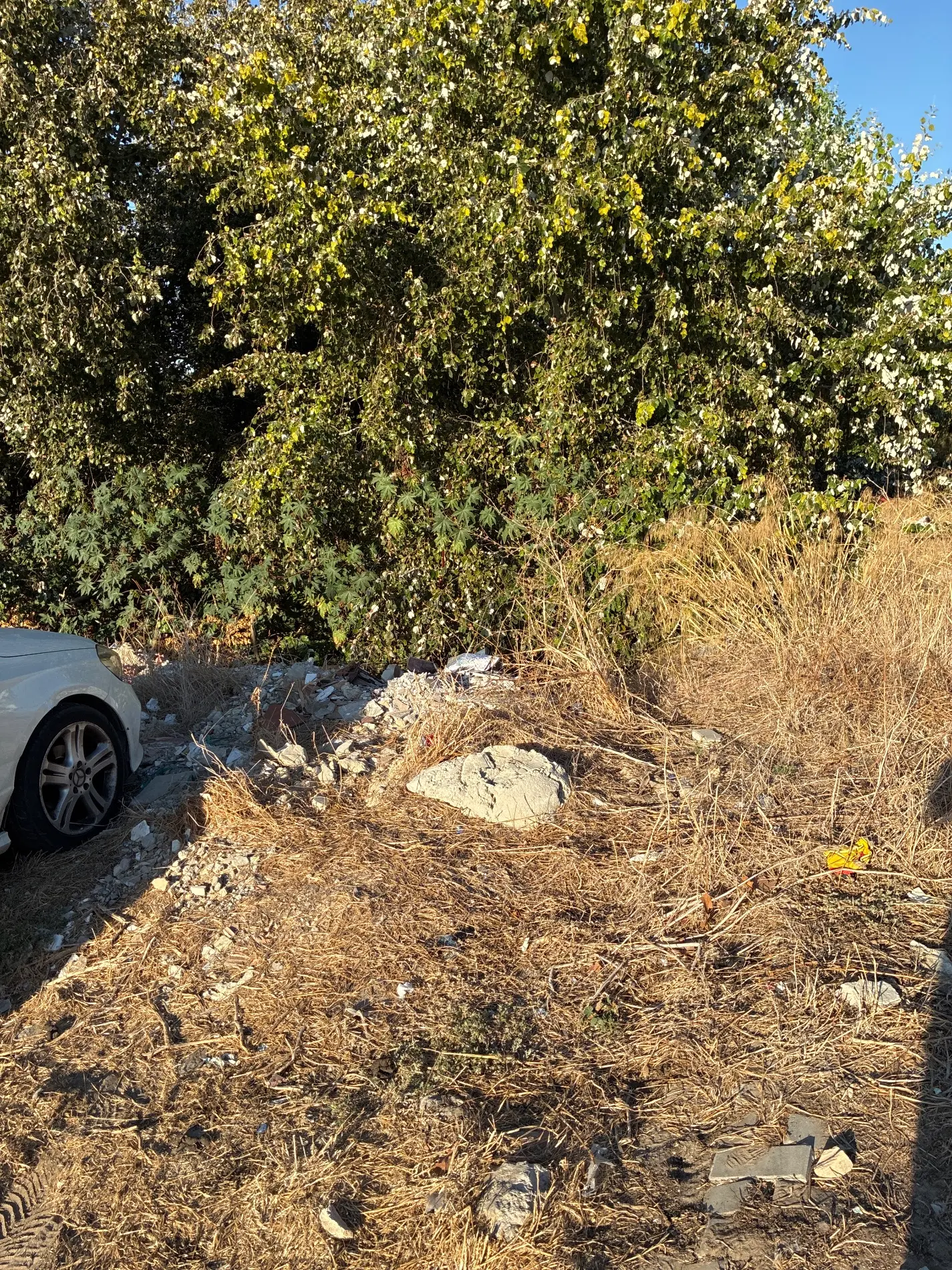 Fotografía de la incidencia: No solo es basura, también es que no hay un espacio para un acerado a la hora de aparcar …