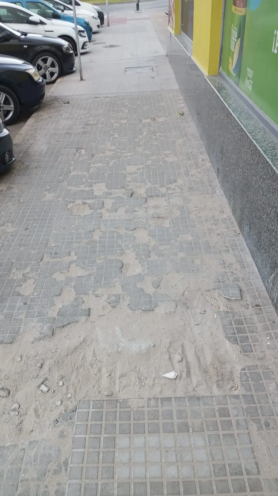 Fotografía de la incidencia: Se encuentra junto al polvillo y pinturas Ochoa, todo el acerado está fatal afectando a p…