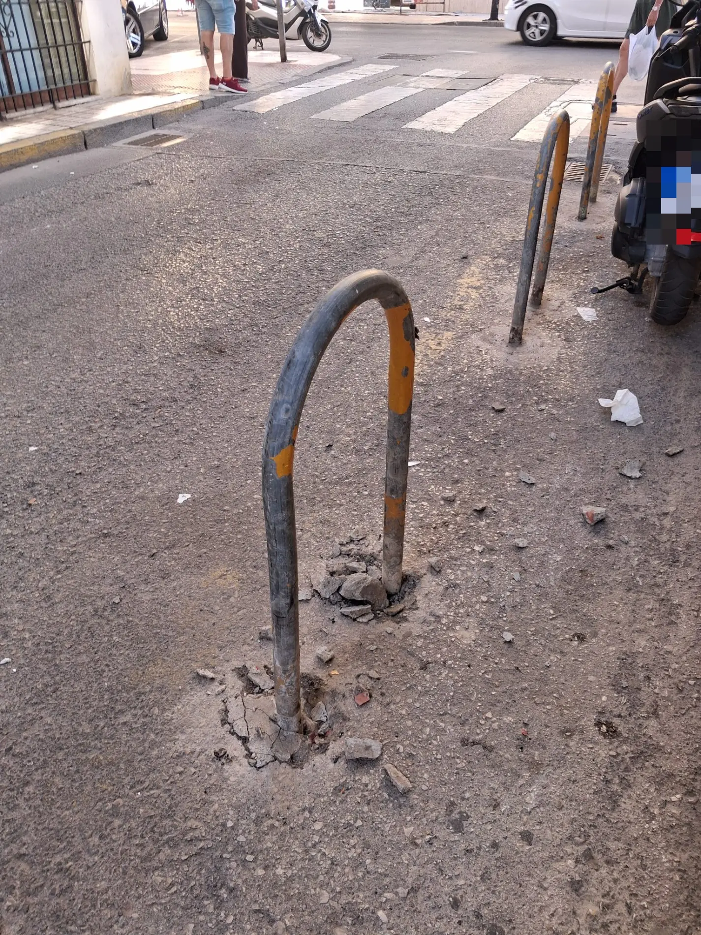 Fotografía de la incidencia: Van tirando estos bolardos de seis ya quedan tres y los coches aparcan libremente en esta…