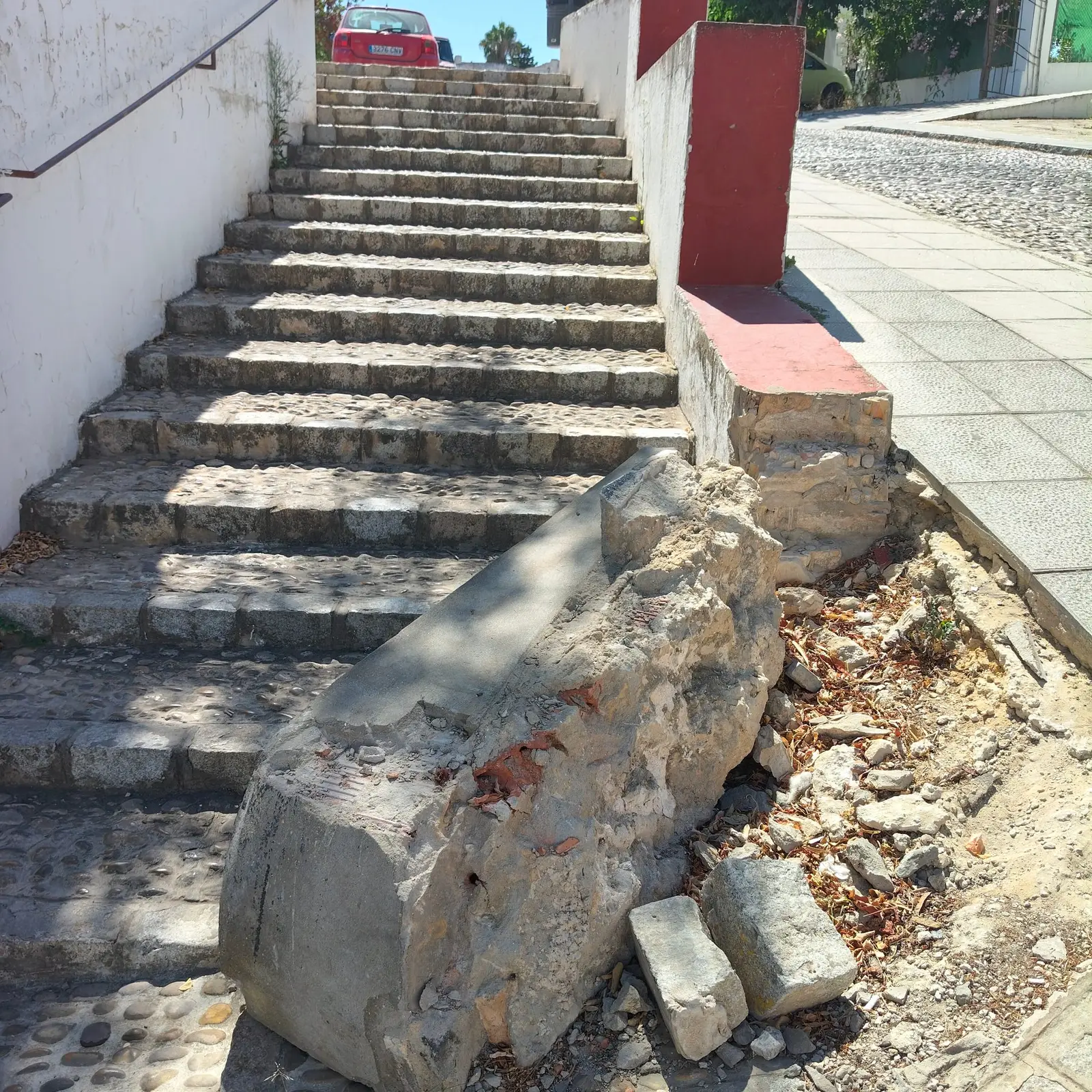 Fotografía de la incidencia: Se cae un muro y se queda así eternamente, con la peligrosidad que conlleva.