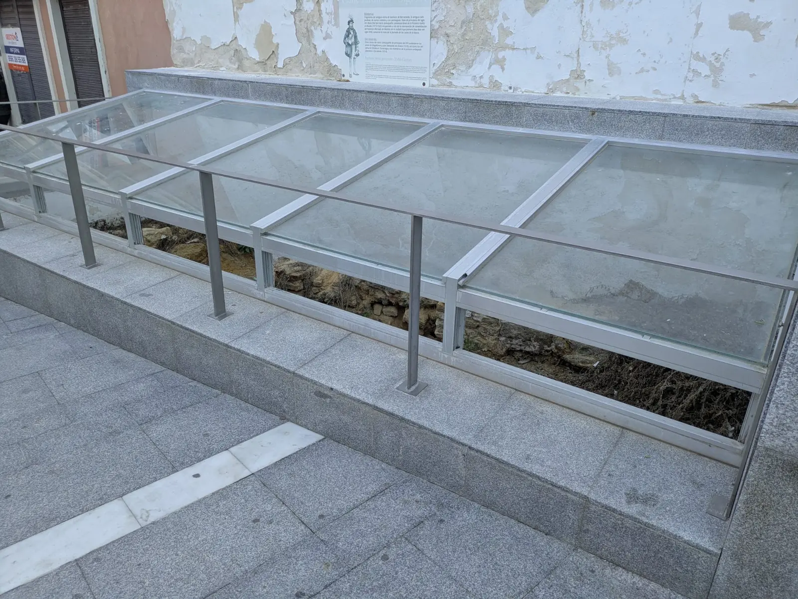 Fotografía de la incidencia: Calle Trascuesta, sin mantenimiento ni protección de zona histórica