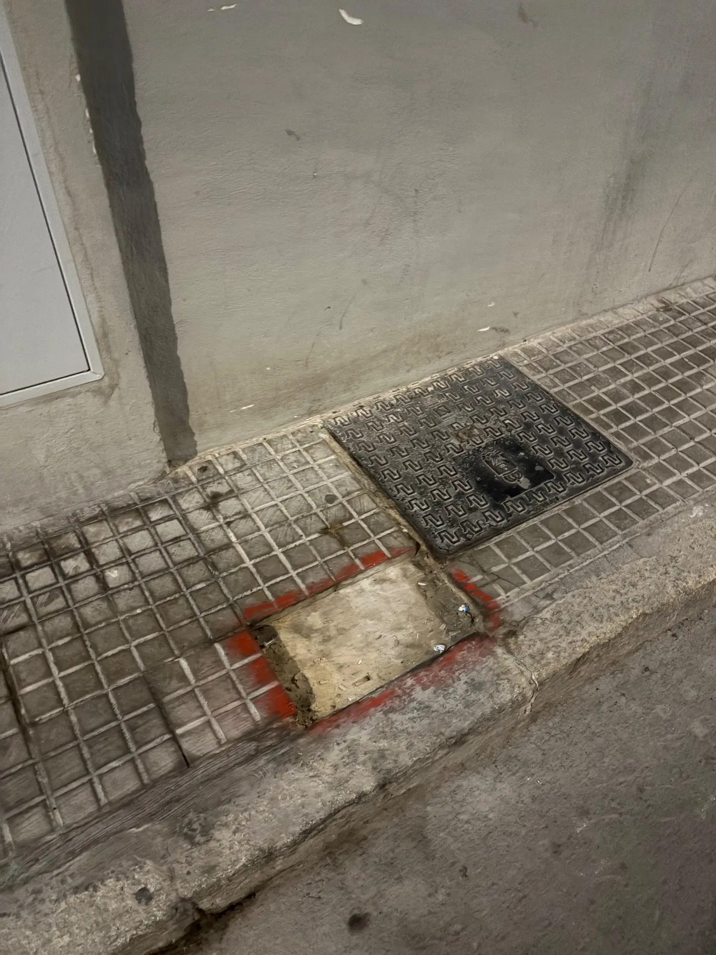 Fotografía de la incidencia: Acera estrecha a la que le faltan losas, grave peligro de tropiezo o caída.