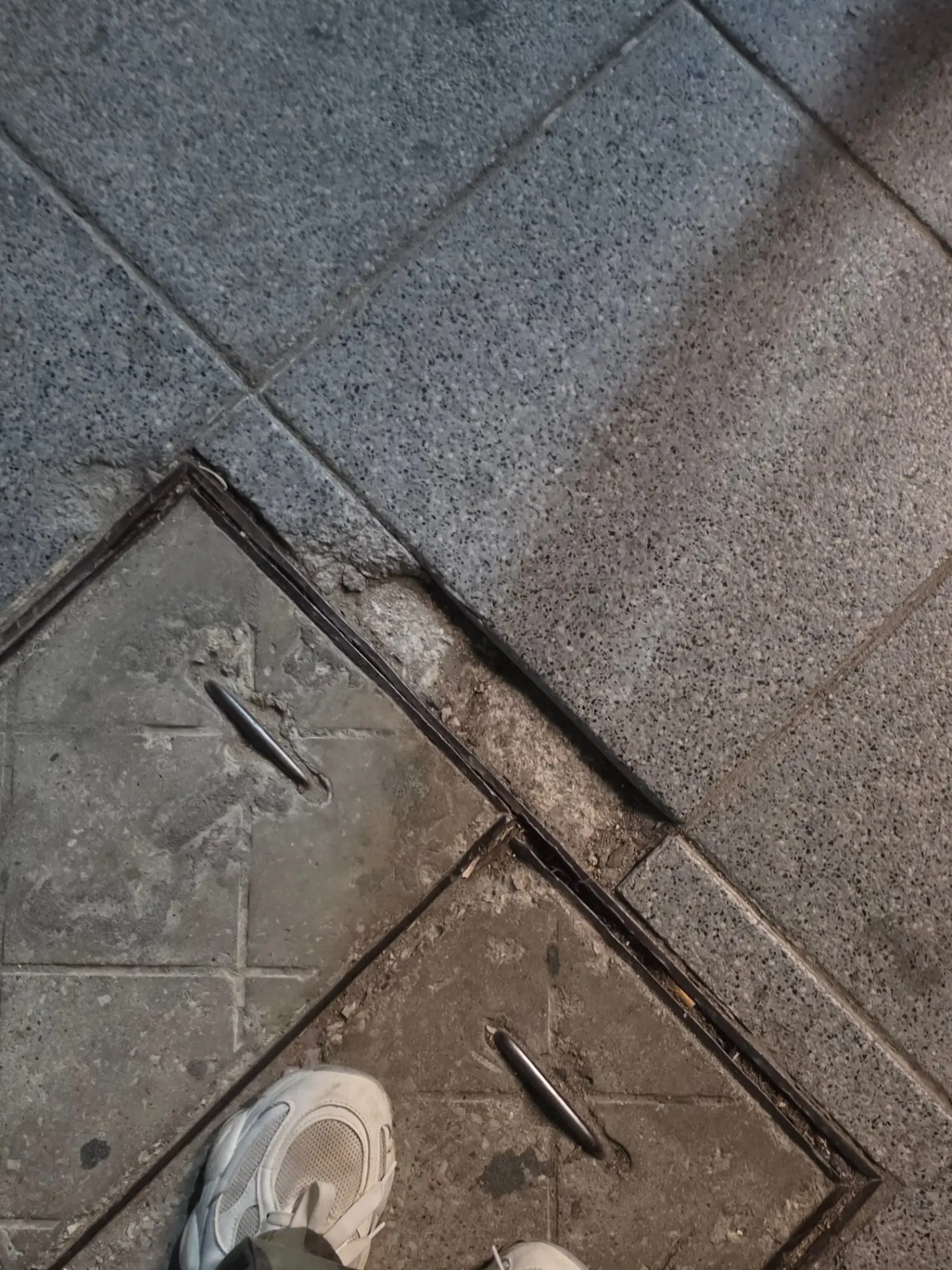 Fotografía de la incidencia: Falta de baldosa donde puede caer una persona mayor si mete el pie