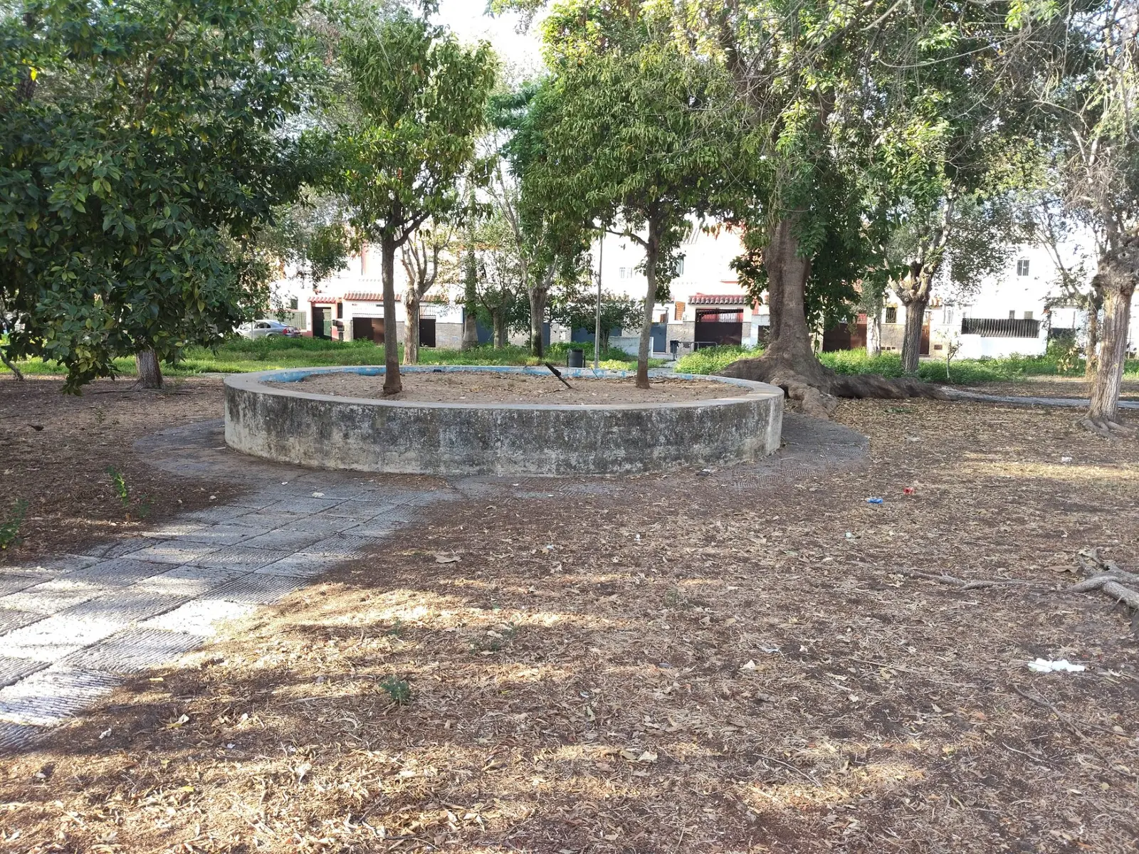 Fotografía de la incidencia: Jardín abandonado