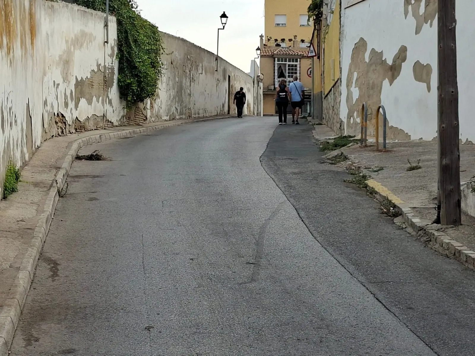 Fotografía de la incidencia: Solicito el estrechamiento de la calzada, ya que sólo está autorizado el paso de turismo …