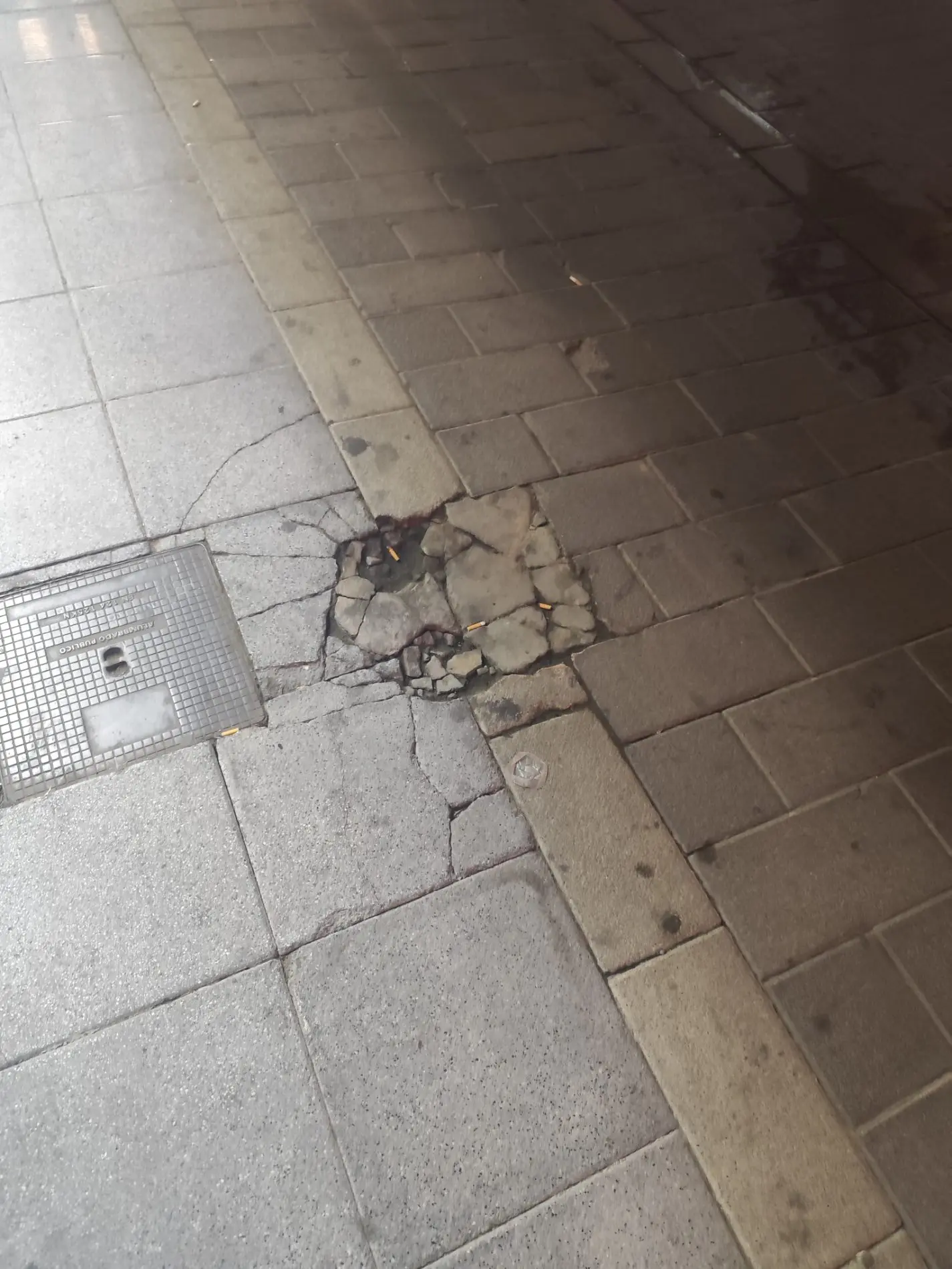 Fotografía de la incidencia: Faltan varios pivotes a lo largo de la calle Barrameda.