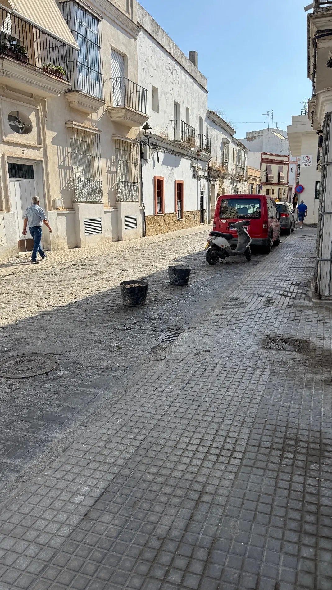Fotografía de la incidencia: Creo que las ordenanzas municipales prohíbe el hecho de guardar o entorpecer la circulaci…