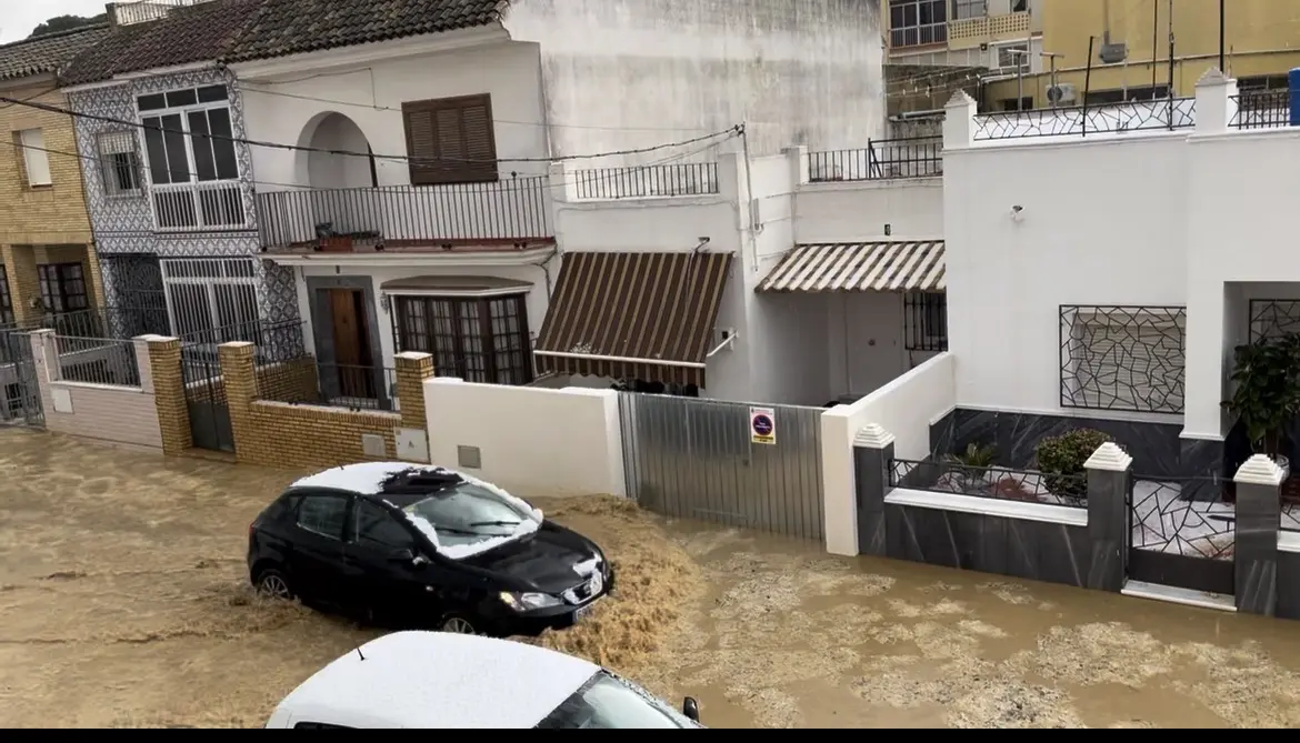 Fotografía de la incidencia: Cada vez que llueve se inunda toda la calle de agua y lodo y así lleva años y años y nadi…