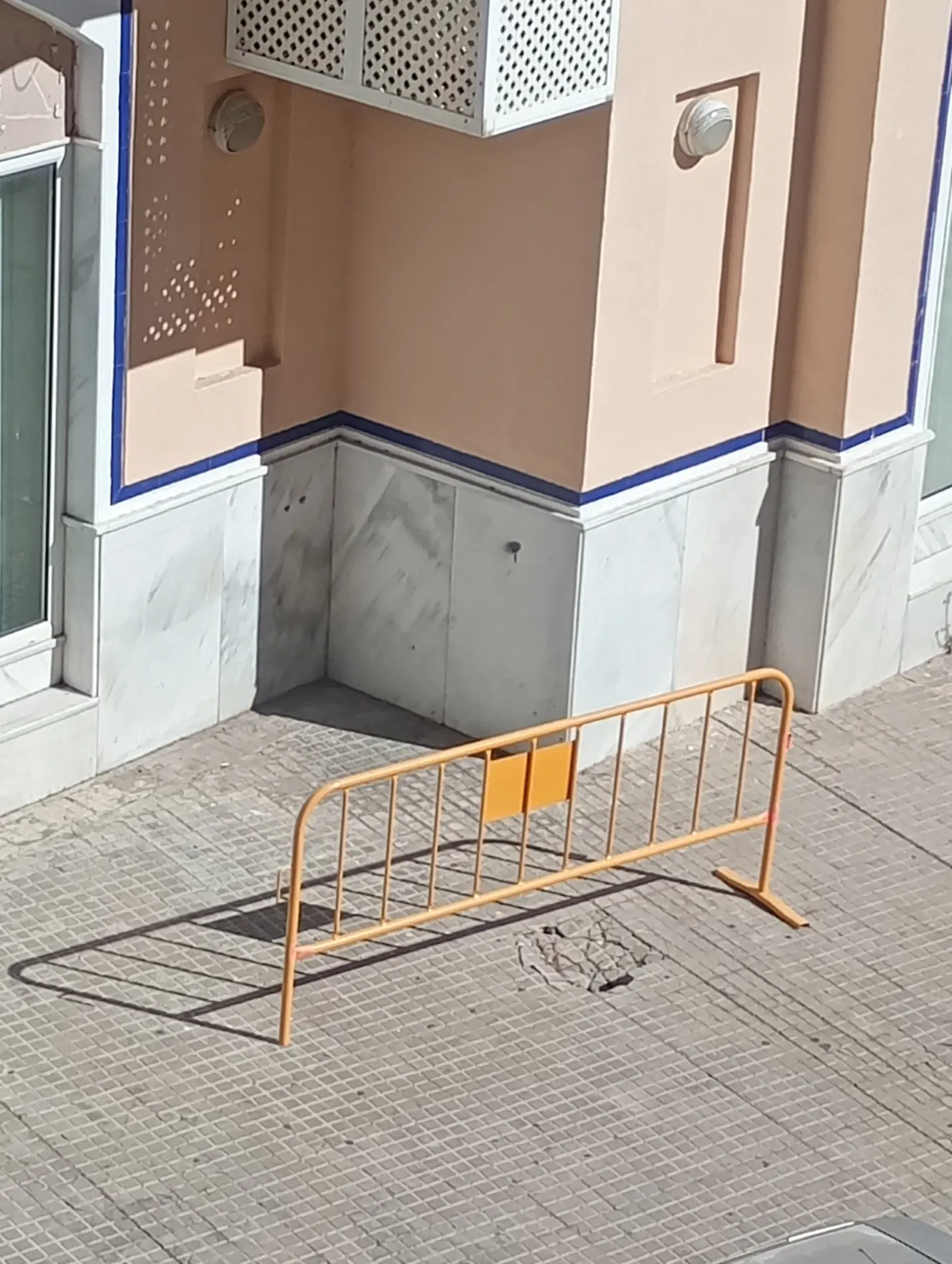 Fotografía de la incidencia: Lleva así desde este verano, unos cuatro meses. Parece que es más cómodo poner una valla …