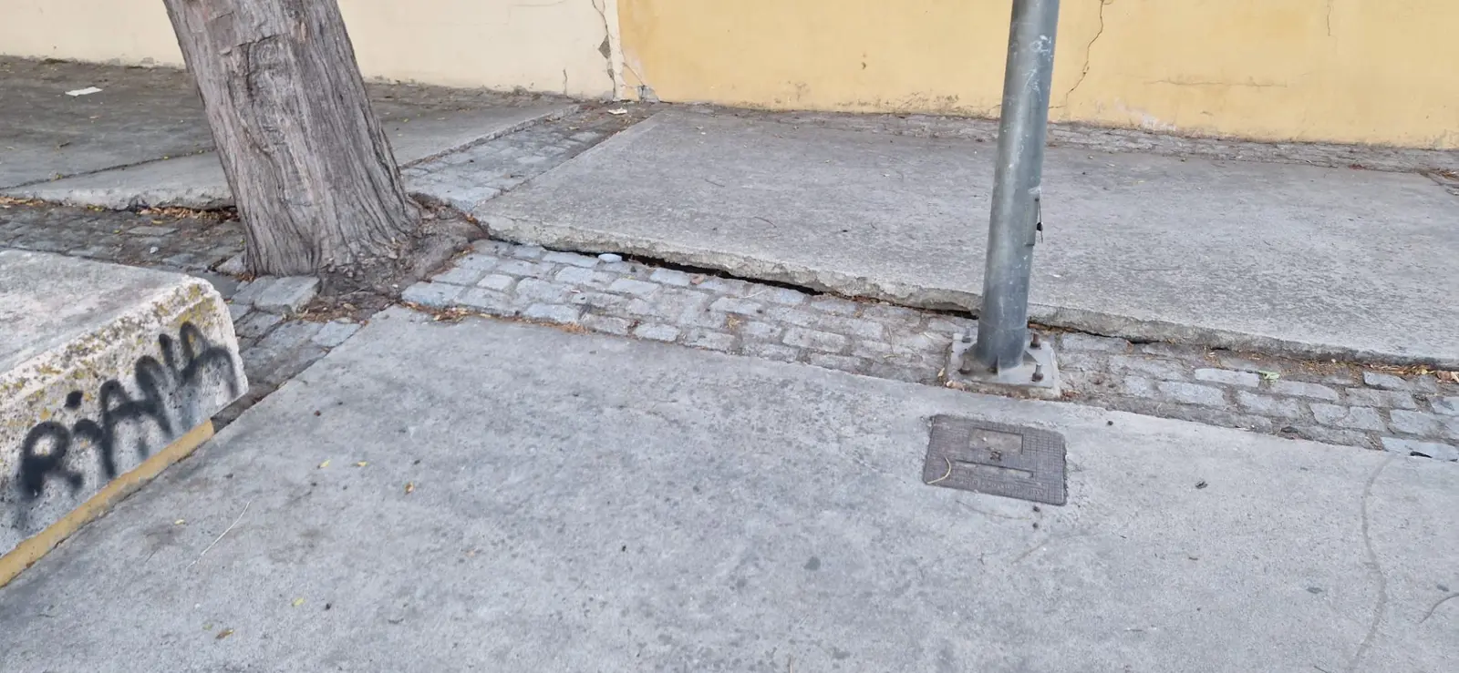 Fotografía de la incidencia: Acera levantada en plazoleta Lora del Río, peligroso para personas que juegan o pasan su …