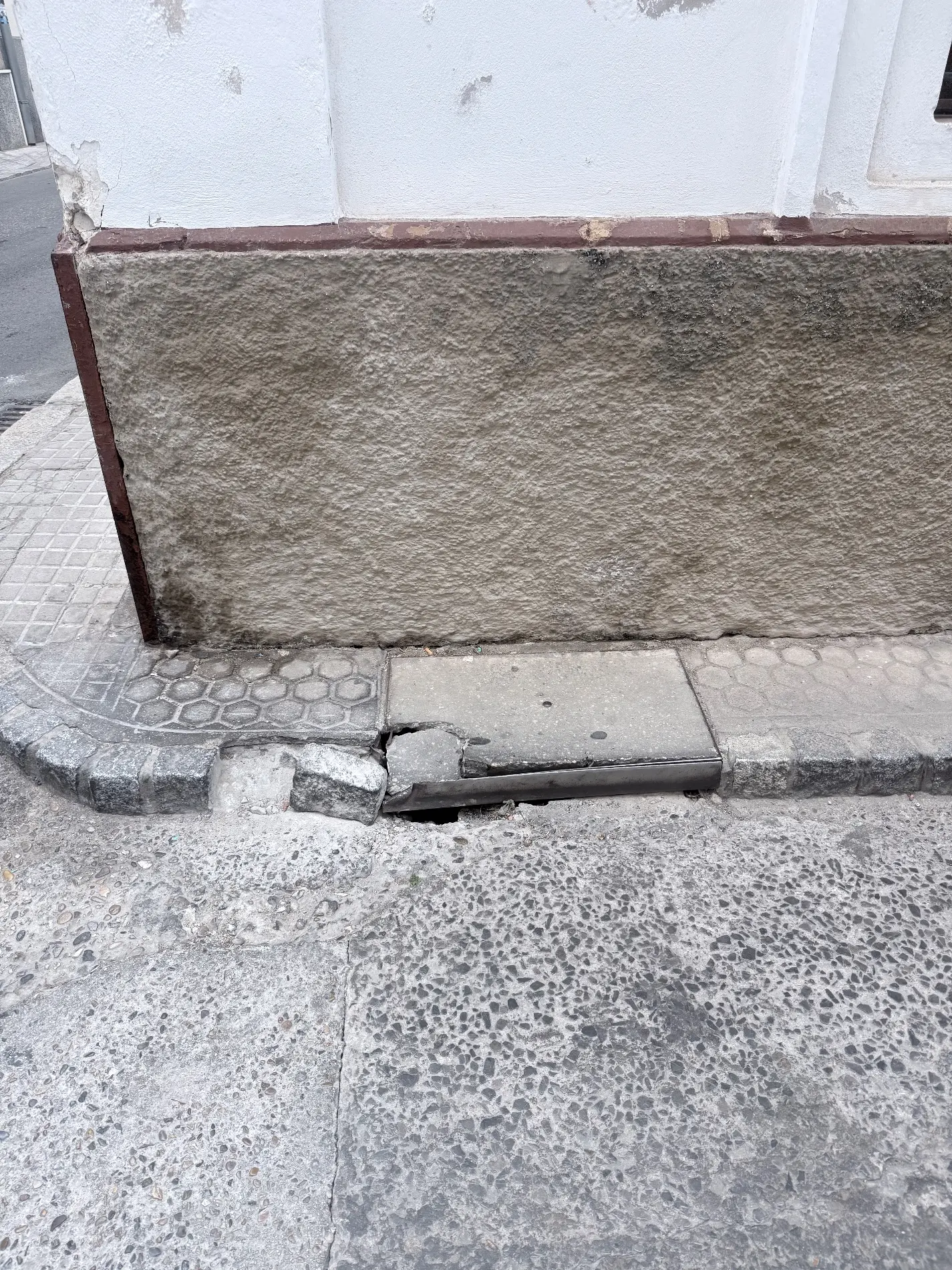 Fotografía de la incidencia: Acerado en mal estado, posibilidad de que se tropiece la gente