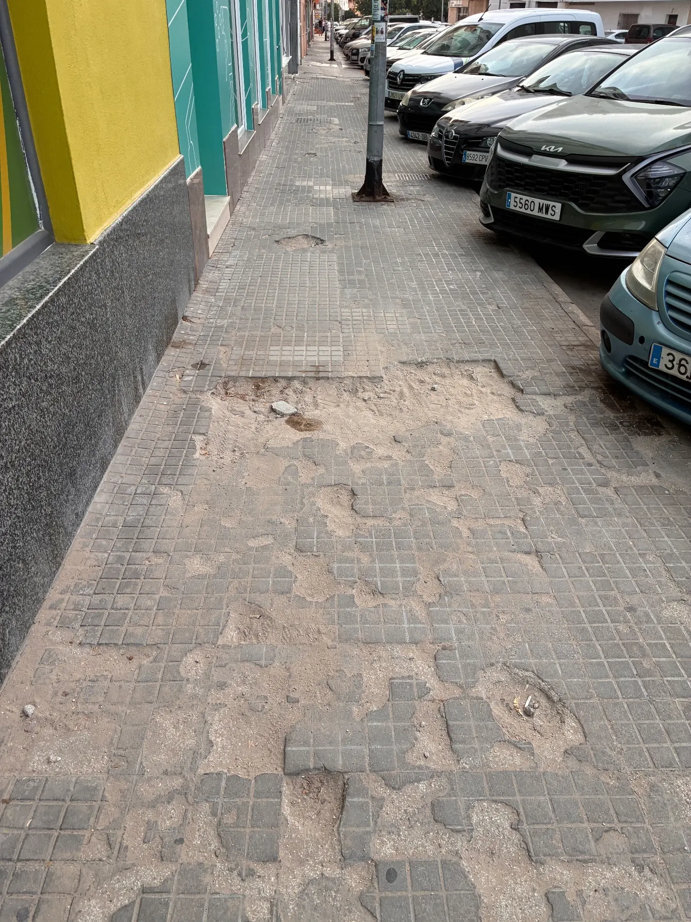 Fotografía de la incidencia: Es de poca vergüenza pasar por esa acera y ver el estado en cómo está el viernes mi abuel…