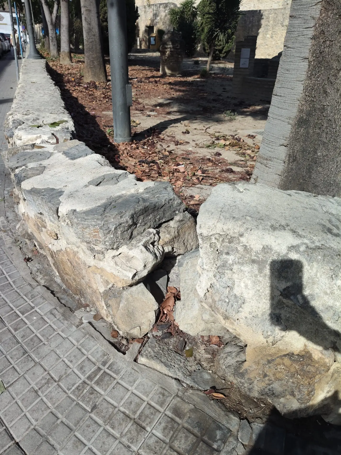 Fotografía de la incidencia: Murallas rotas en peligro de romperse todavía más