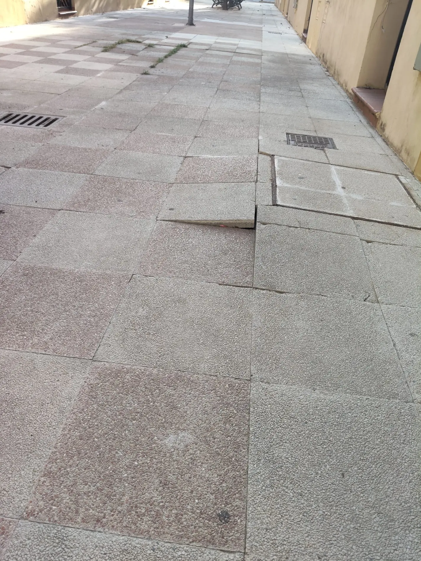 Fotografía de la incidencia: Suelos levantados, con el peligro de caídas que generan.
