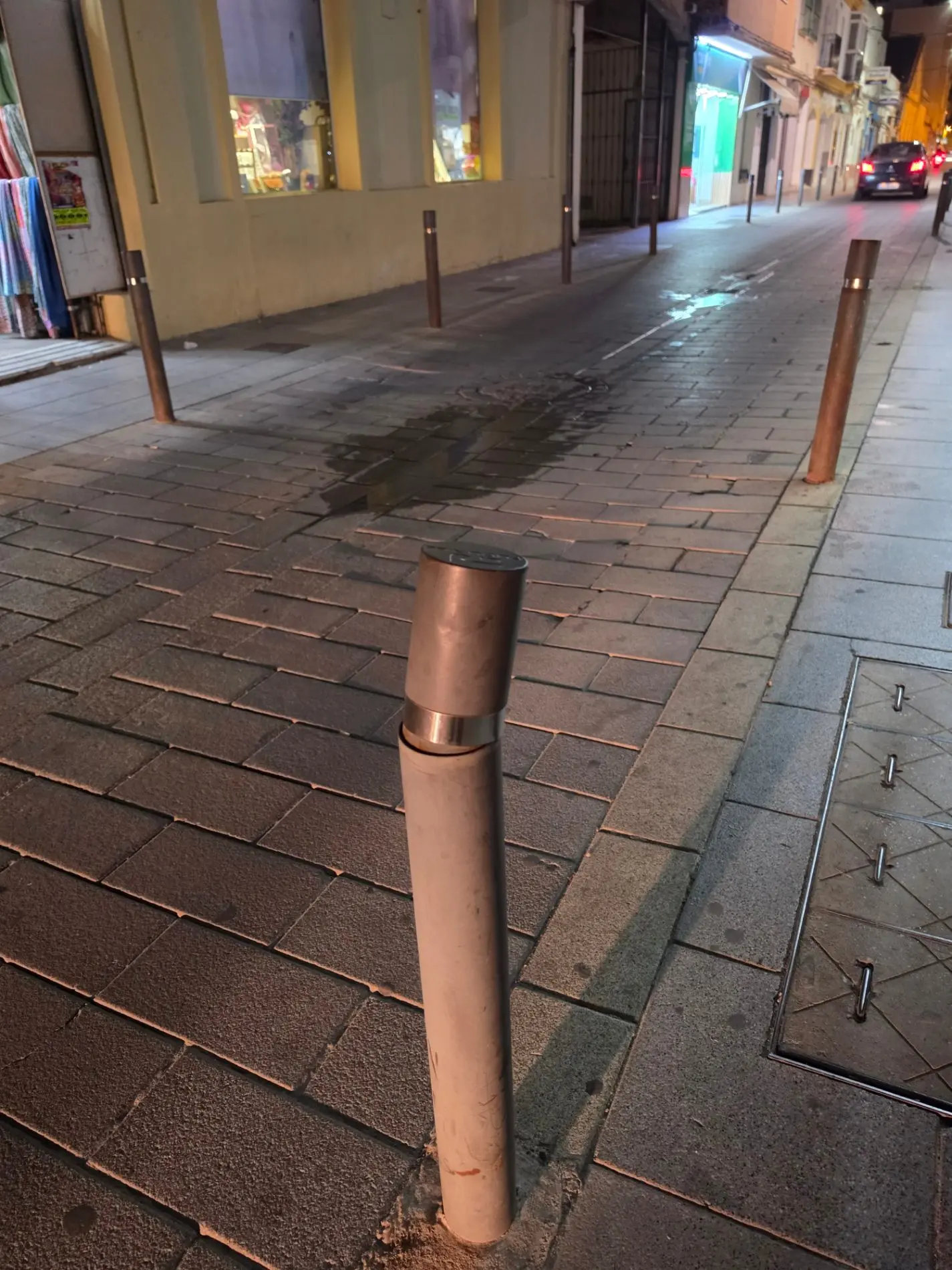 Fotografía de la incidencia: Rotura y falta de varios pivotes a lo largo de la Calle Barrameda desde hace varios años