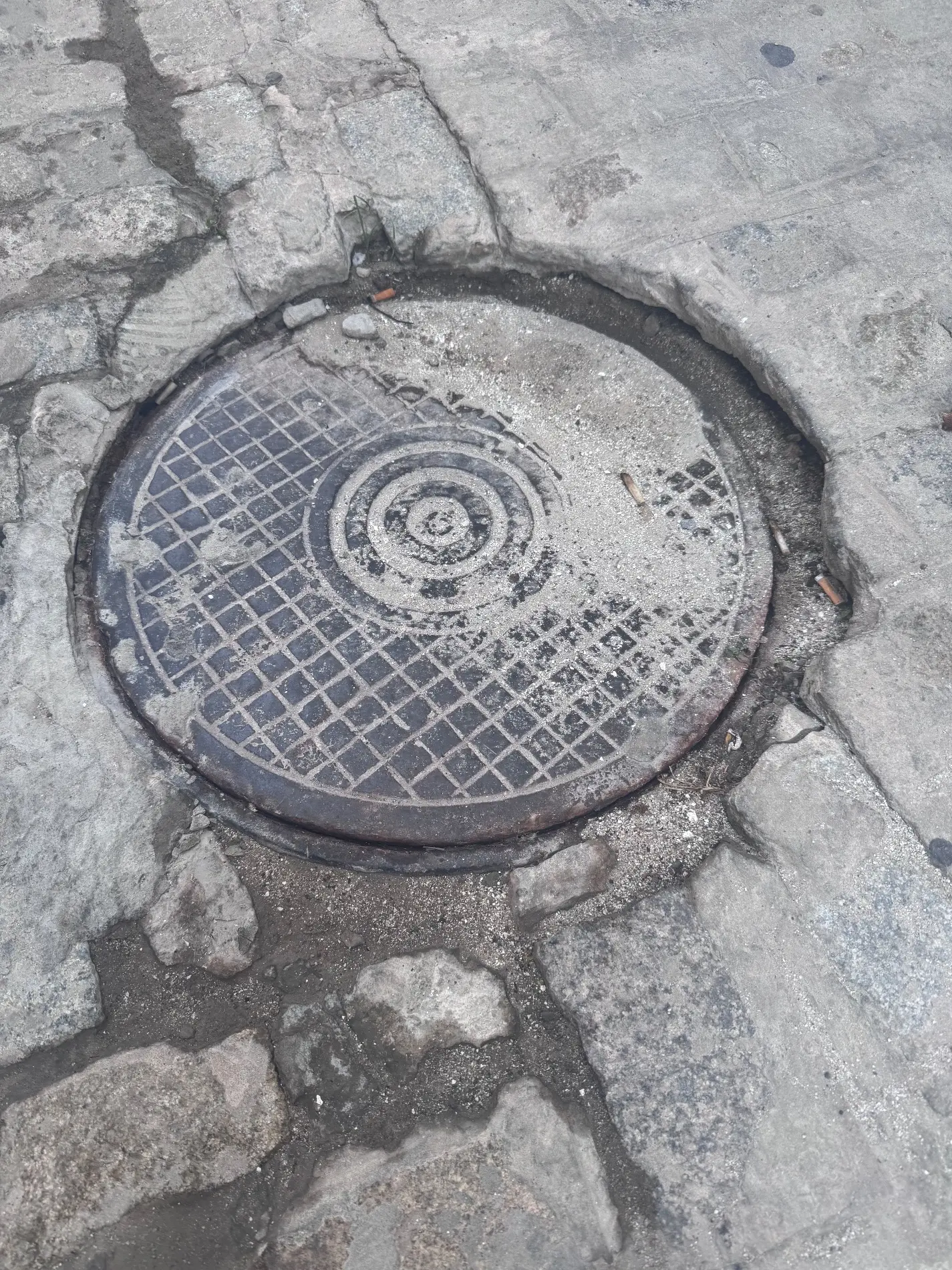 Fotografía de la incidencia: Esa arqueta lleva muchos años hundida y ahora está mas ademas de un poco abierta. Ya se h…