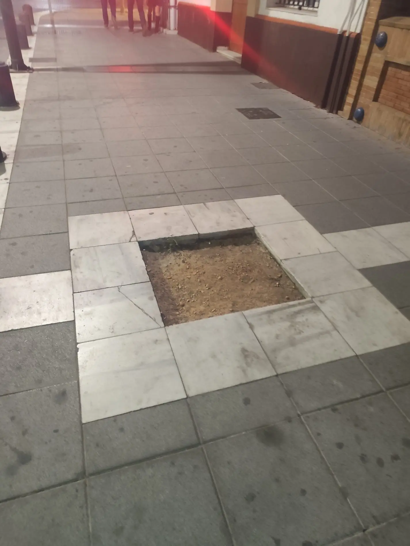 Fotografía de la incidencia: Faltan dos árboles en la acera de la iglesia San Nicolás.